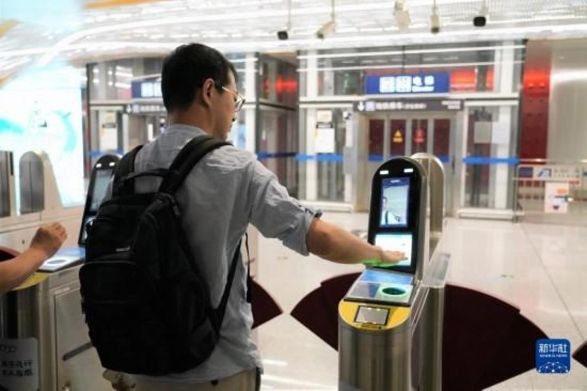 Tuyến metro đầu tiên trên thế giới thanh toán vé tàu bằng vân lòng bàn tay - 1