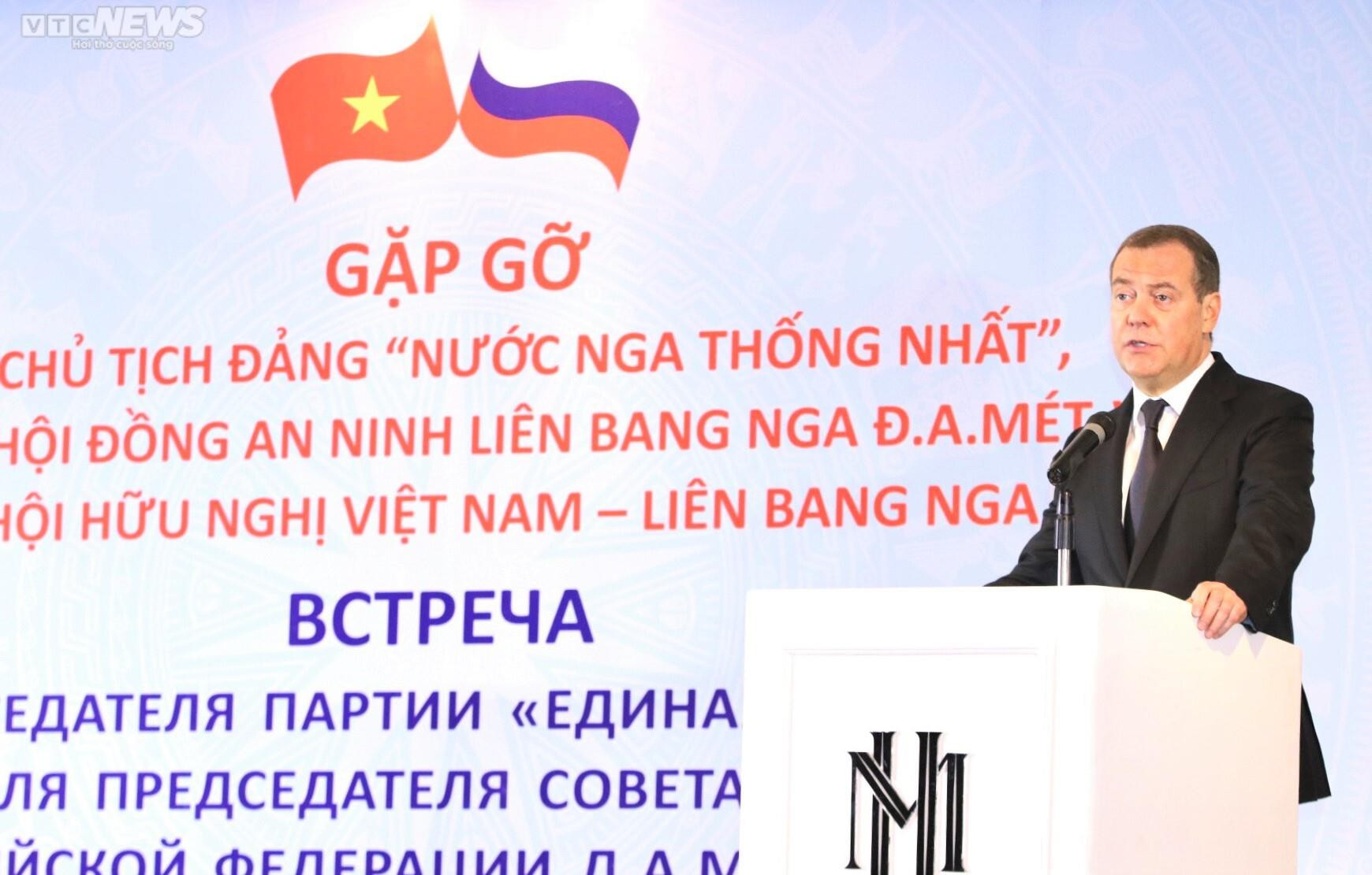 Ông Dmitry Medvedev xúc động trước tình cảm nồng ấm của những người bạn Việt Nam - 1