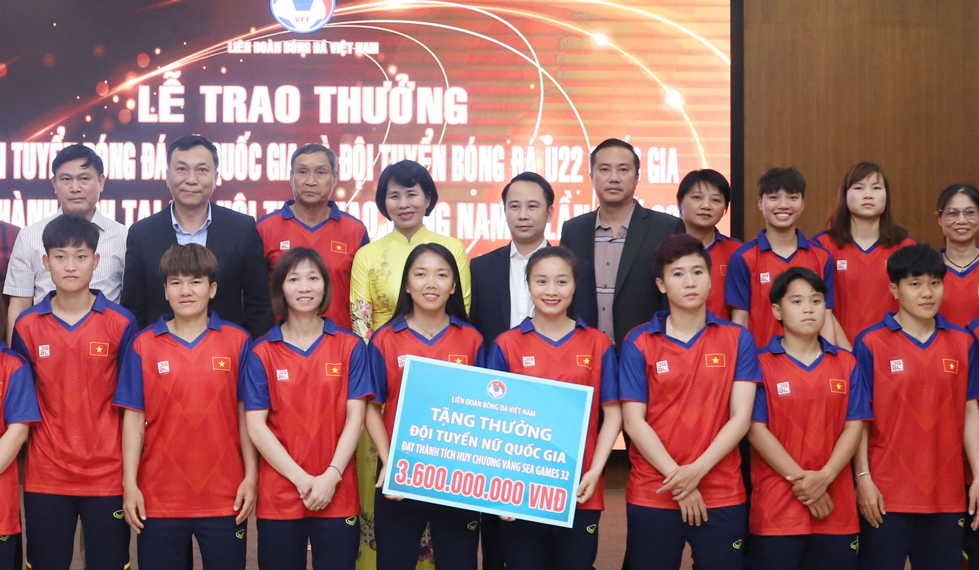 Đội tuyển nữ Việt Nam nhận 5,8 tỷ đồng tiền thưởng sau SEA Games 32 - 1