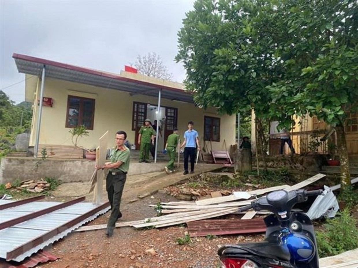 Cao Bằng: Gió lốc và mưa lớn khiến hàng trăm nhà dân bị tốc mái - 1