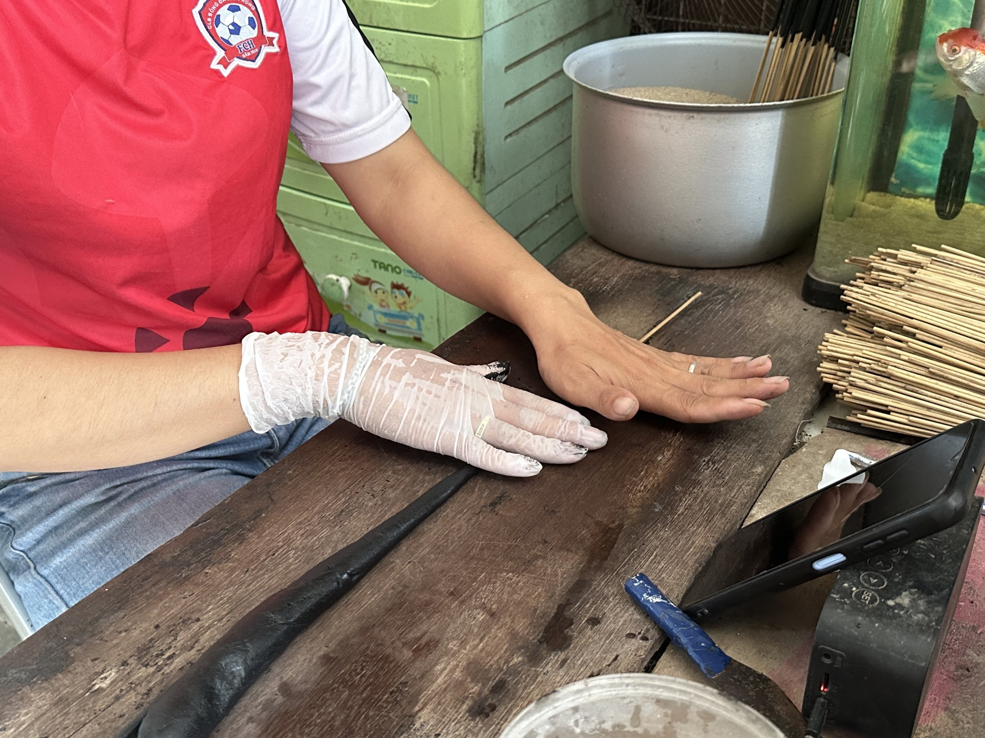 Độc đáo nghề làm hương trám đen làng Chóa - 5