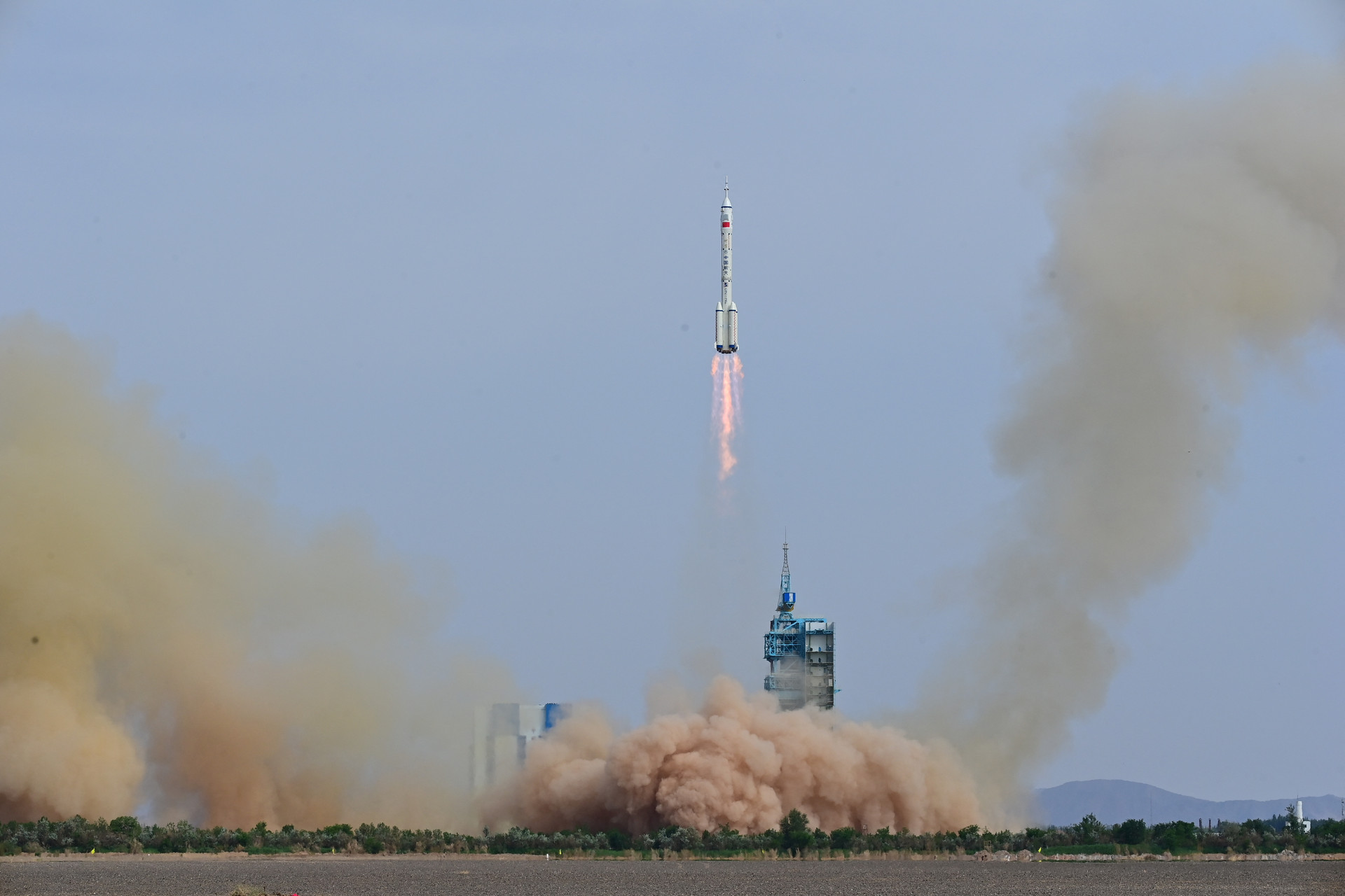 Trung Quốc phóng tàu vũ trụ Thần Châu 16, đưa phi hành gia dân sự lên Thiên Cung - 1