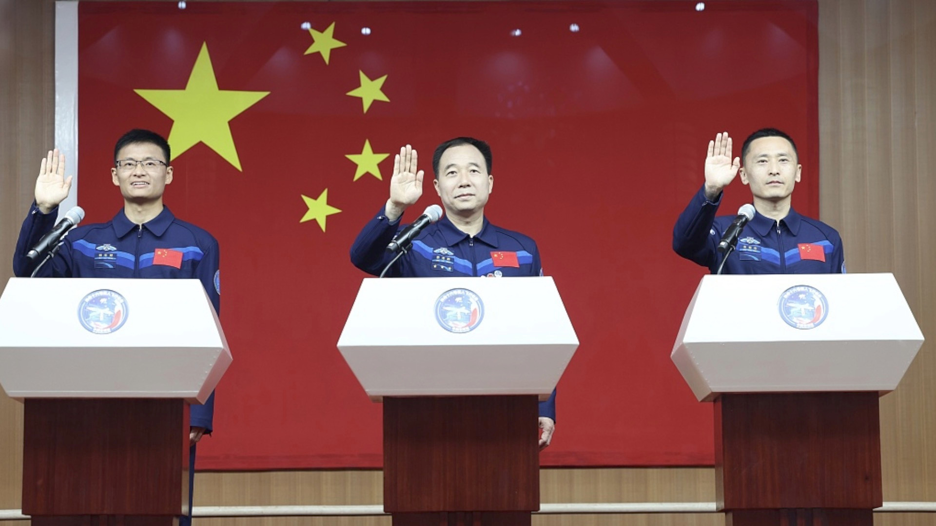 Trung Quốc phóng tàu vũ trụ Thần Châu 16, đưa phi hành gia dân sự lên Thiên Cung - 2