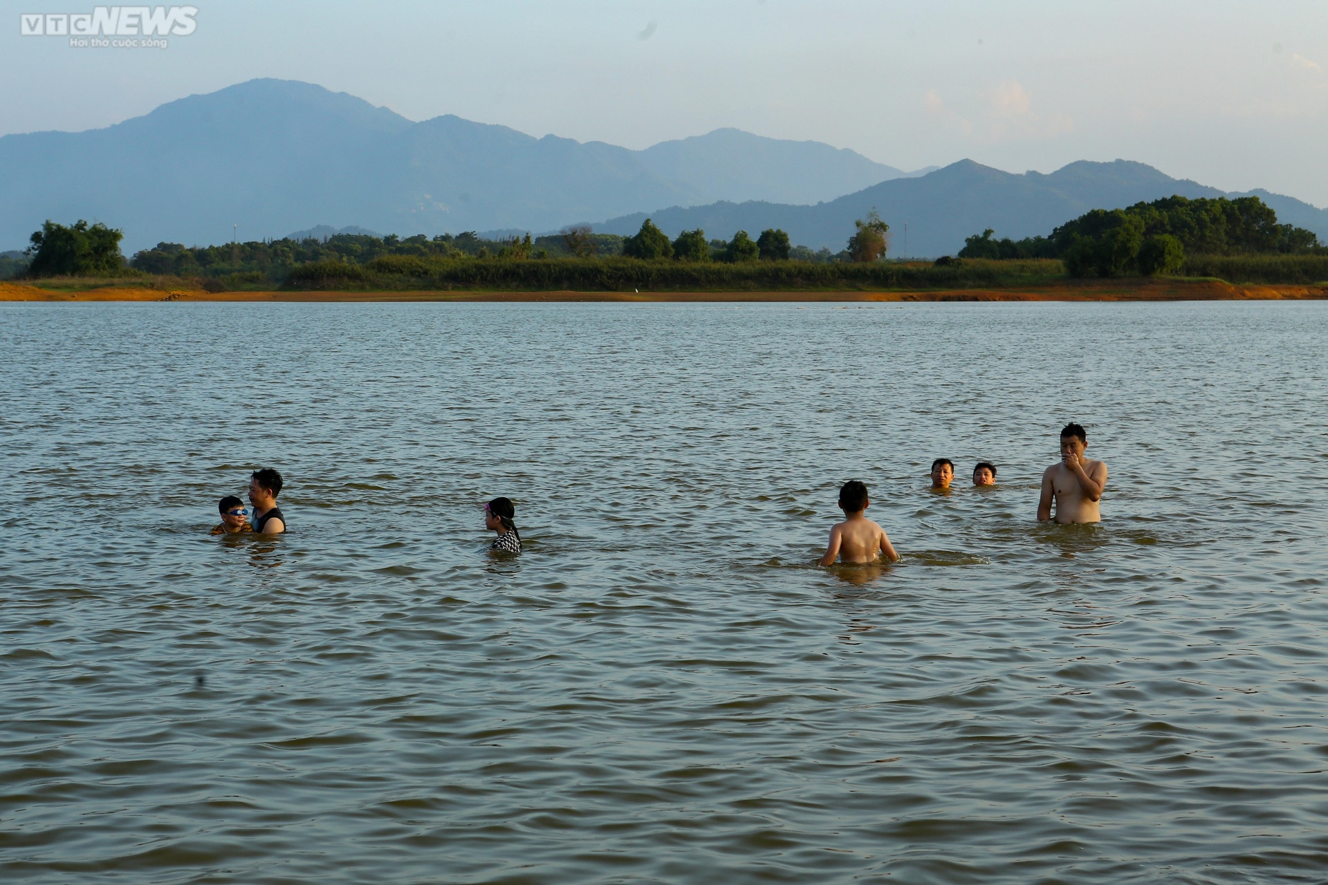Chiều hè đổ lửa, người dân Hà Nội tìm sông hồ giải nhiệt - 1