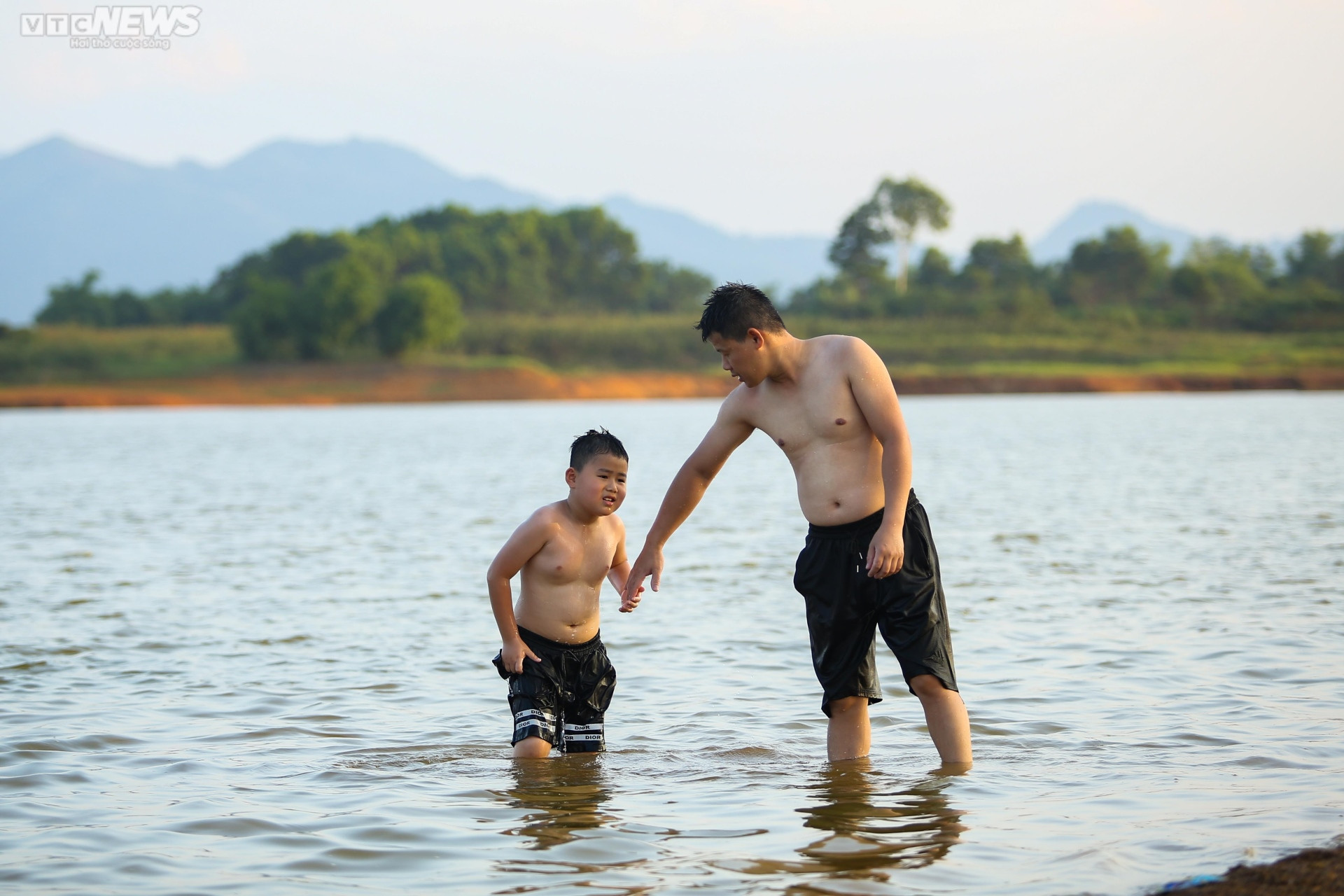 Chiều hè đổ lửa, người dân Hà Nội tìm sông hồ giải nhiệt - 9