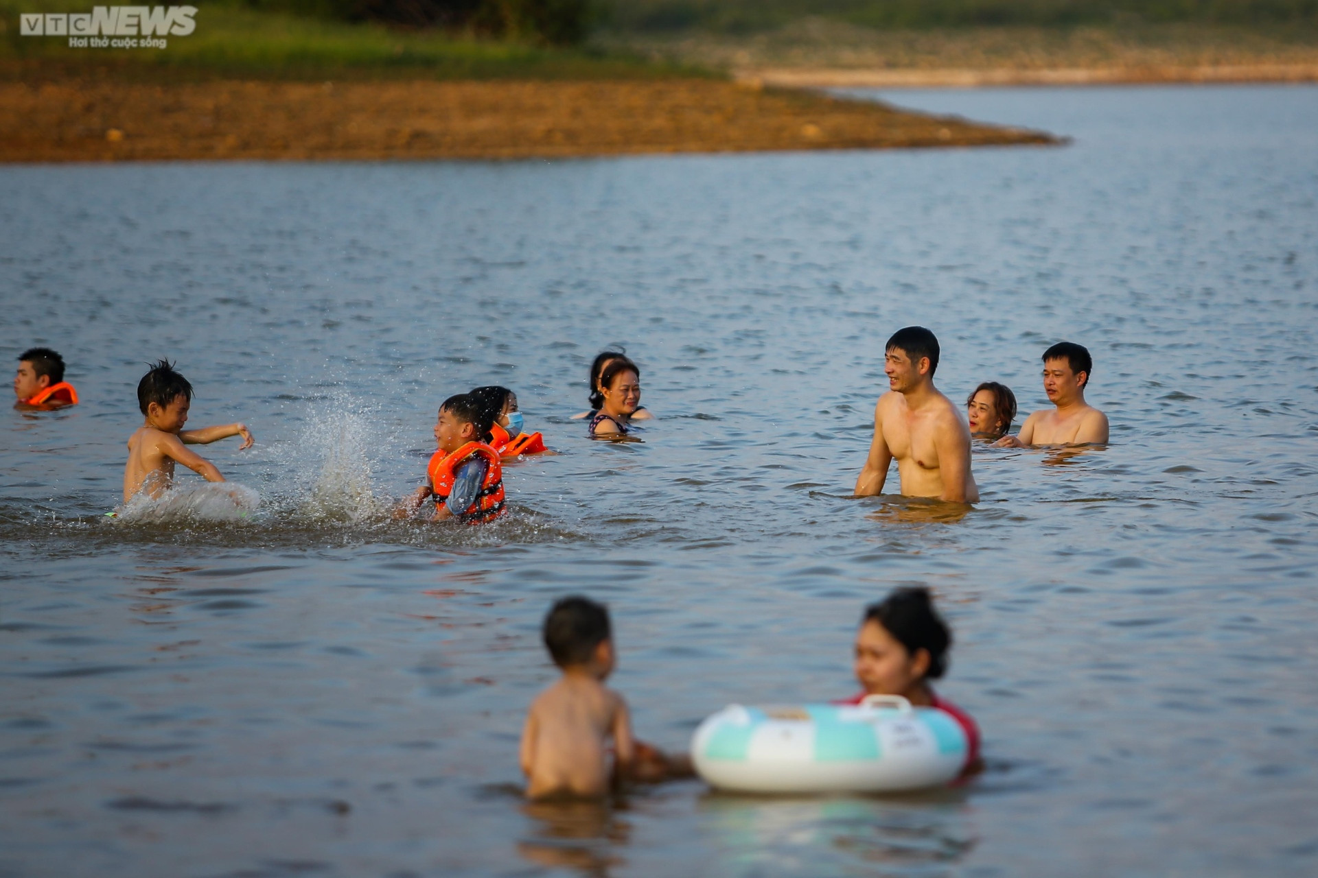 Chiều hè đổ lửa, người dân Hà Nội tìm sông hồ giải nhiệt - 10