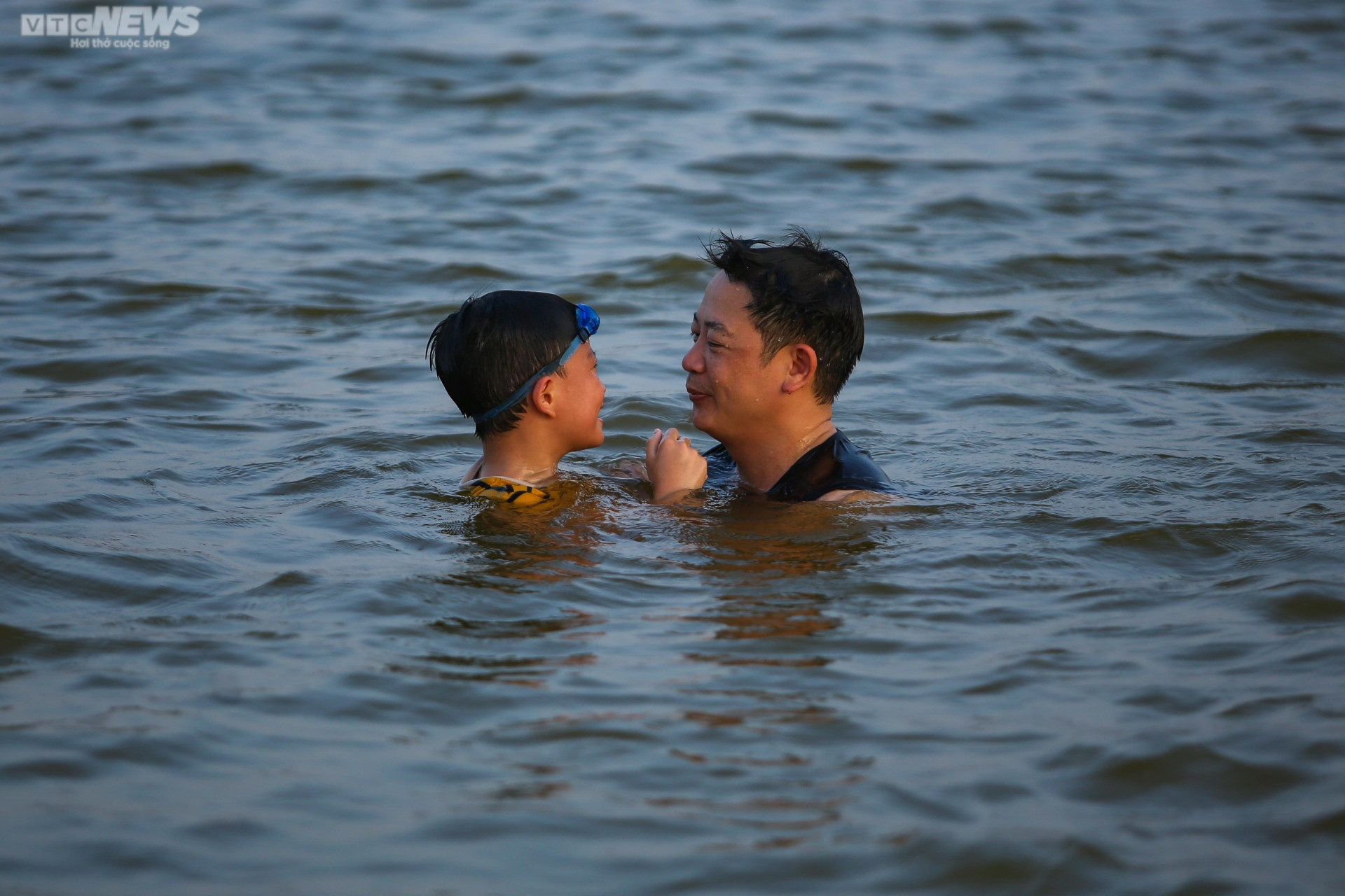 Chiều hè đổ lửa, người dân Hà Nội tìm sông hồ giải nhiệt - 11