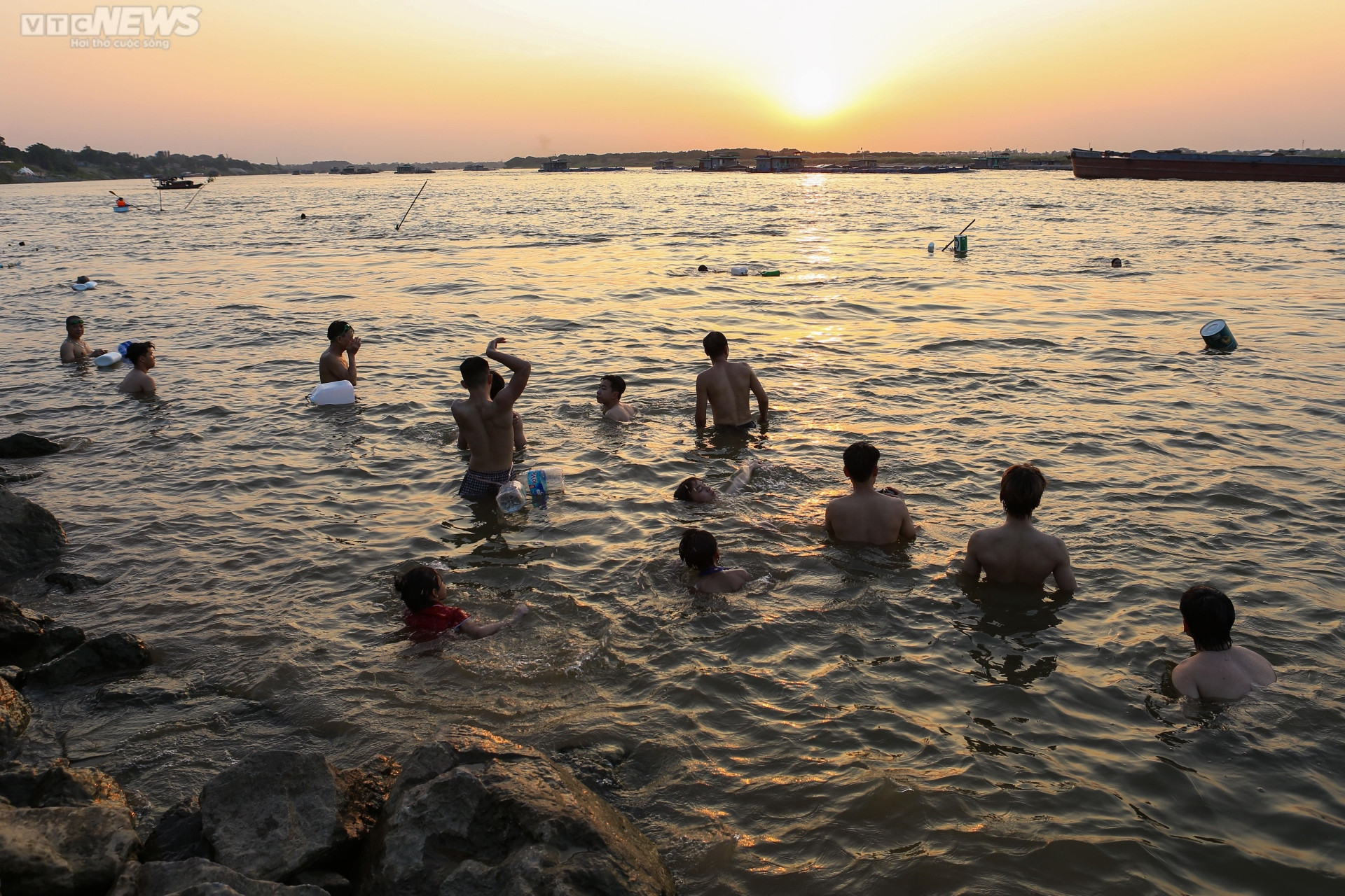 Chiều hè đổ lửa, người dân Hà Nội tìm sông hồ giải nhiệt - 2