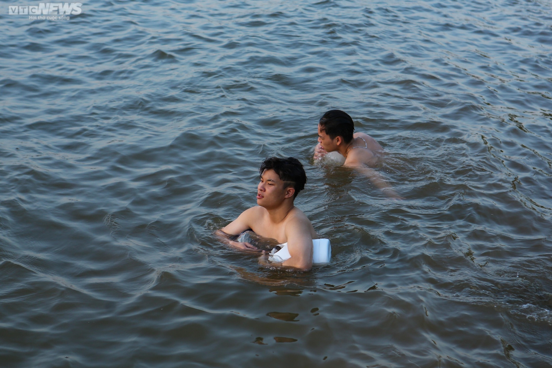 Chiều hè đổ lửa, người dân Hà Nội tìm sông hồ giải nhiệt - 5