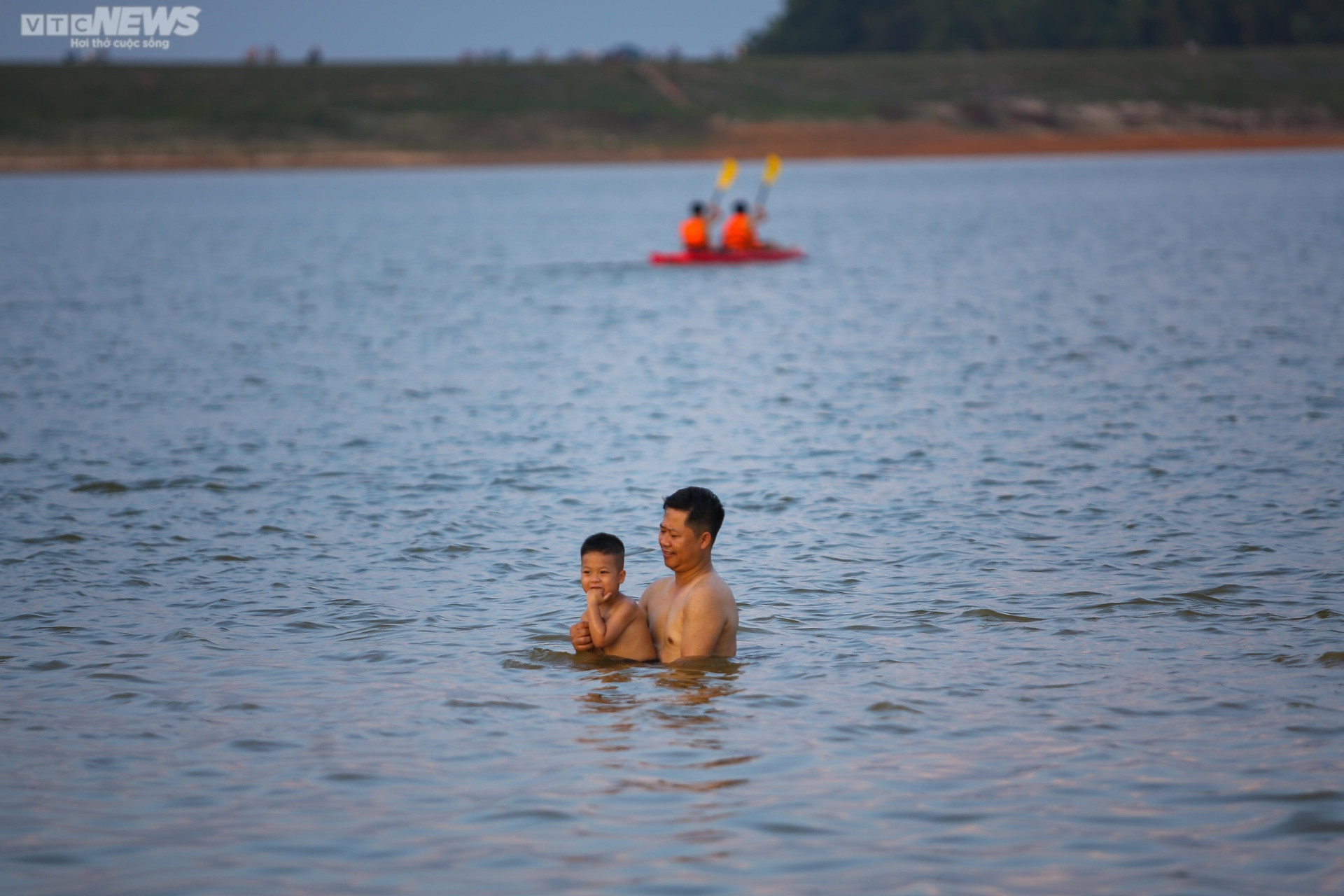 Chiều hè đổ lửa, người dân Hà Nội tìm sông hồ giải nhiệt - 6