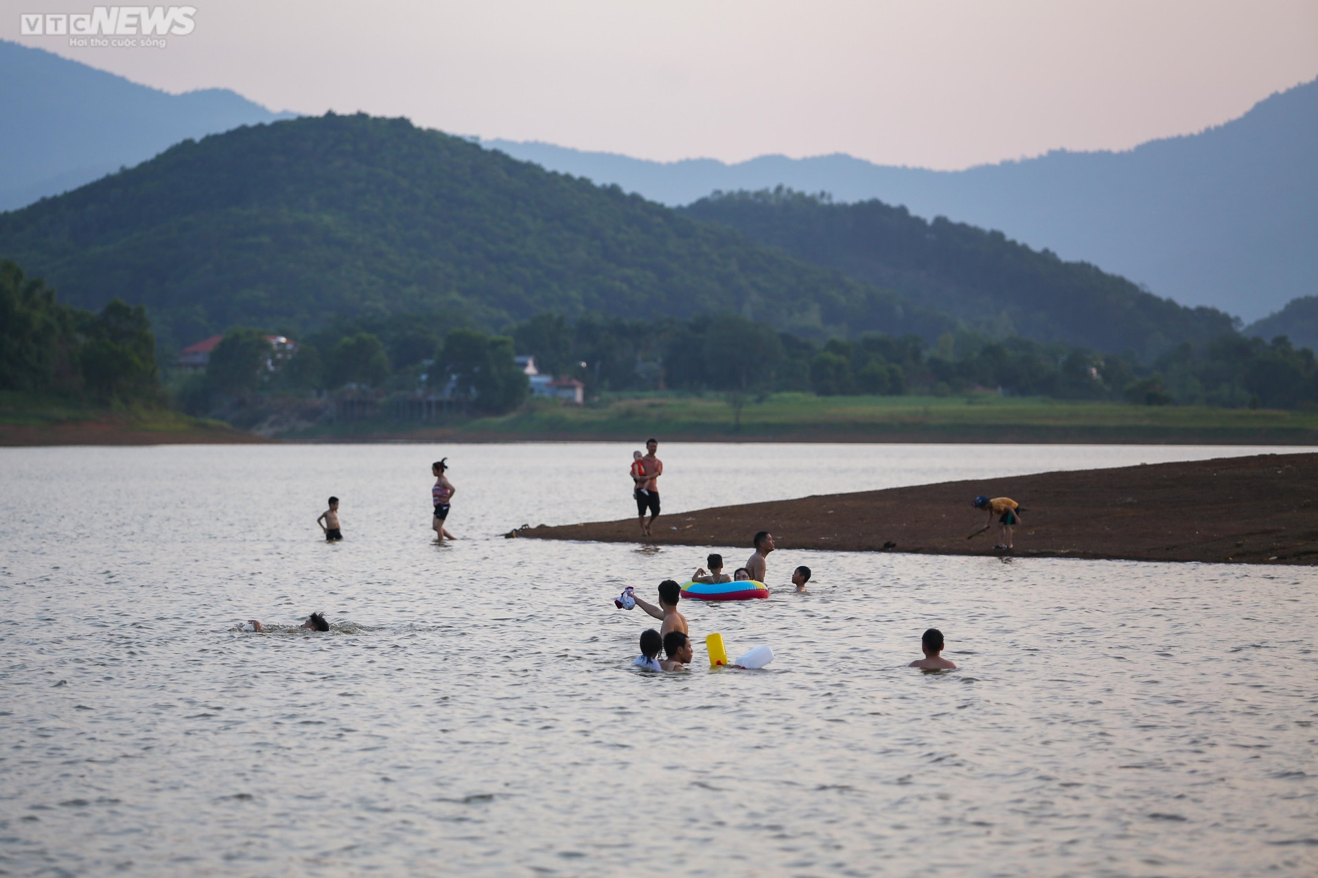 Chiều hè đổ lửa, người dân Hà Nội tìm sông hồ giải nhiệt - 7