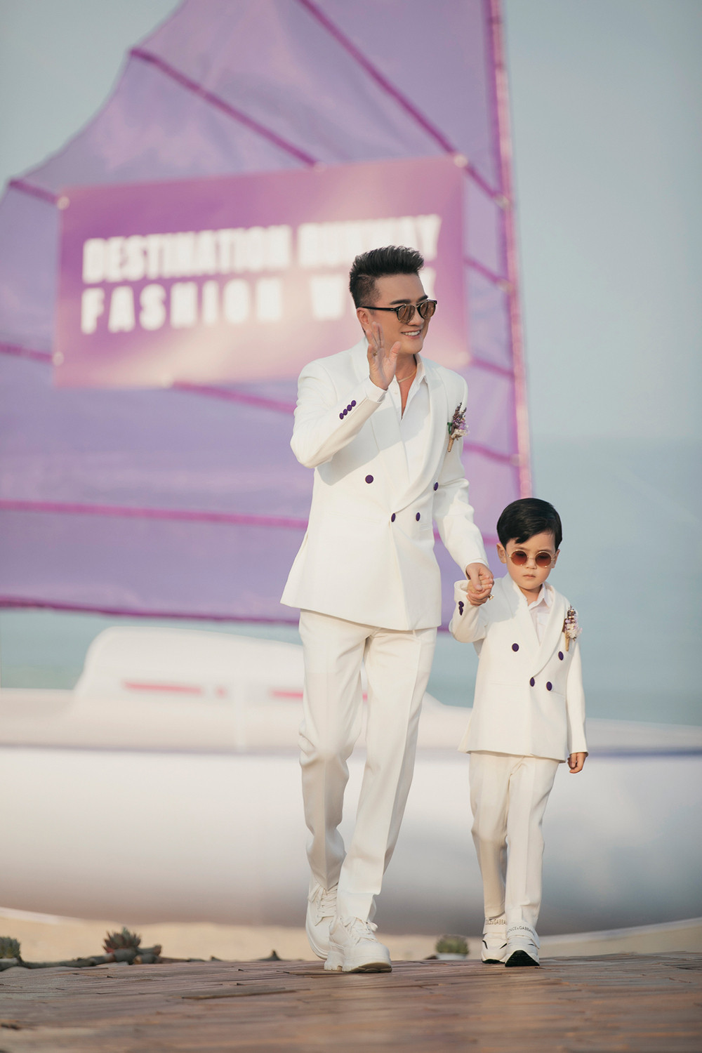 Con trai 3 tuổi của Đàm Vĩnh Hưng lần đầu diễn thời trang cùng bố - 1