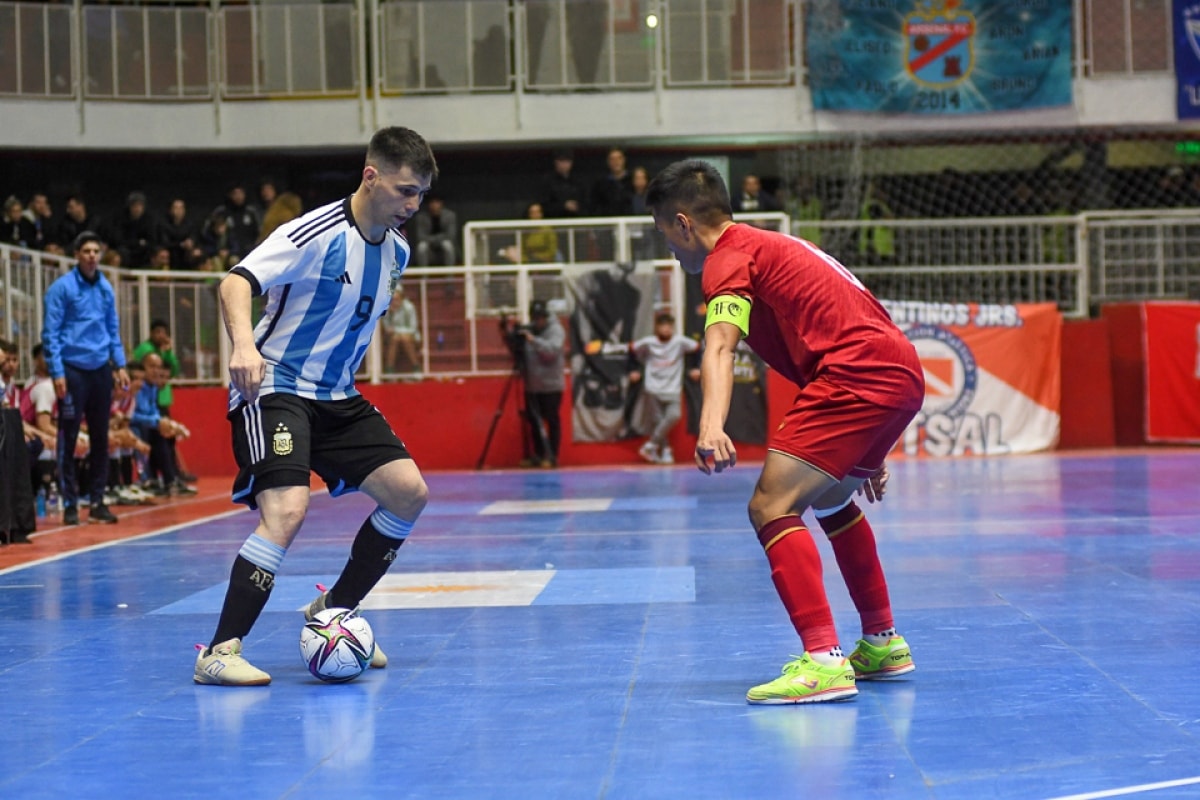 Dt futsal viet nam thua duong kim A quan the gioi 1-4 trong tran giao huu o argentina hinh anh 2