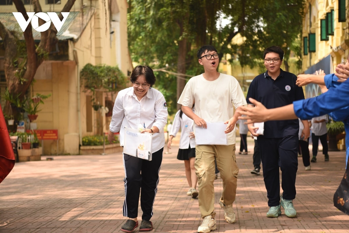 tuyen sinh lop 10 ha noi De thi de tho , giao vien du bao nguong tang diem chuan hinh anh 1