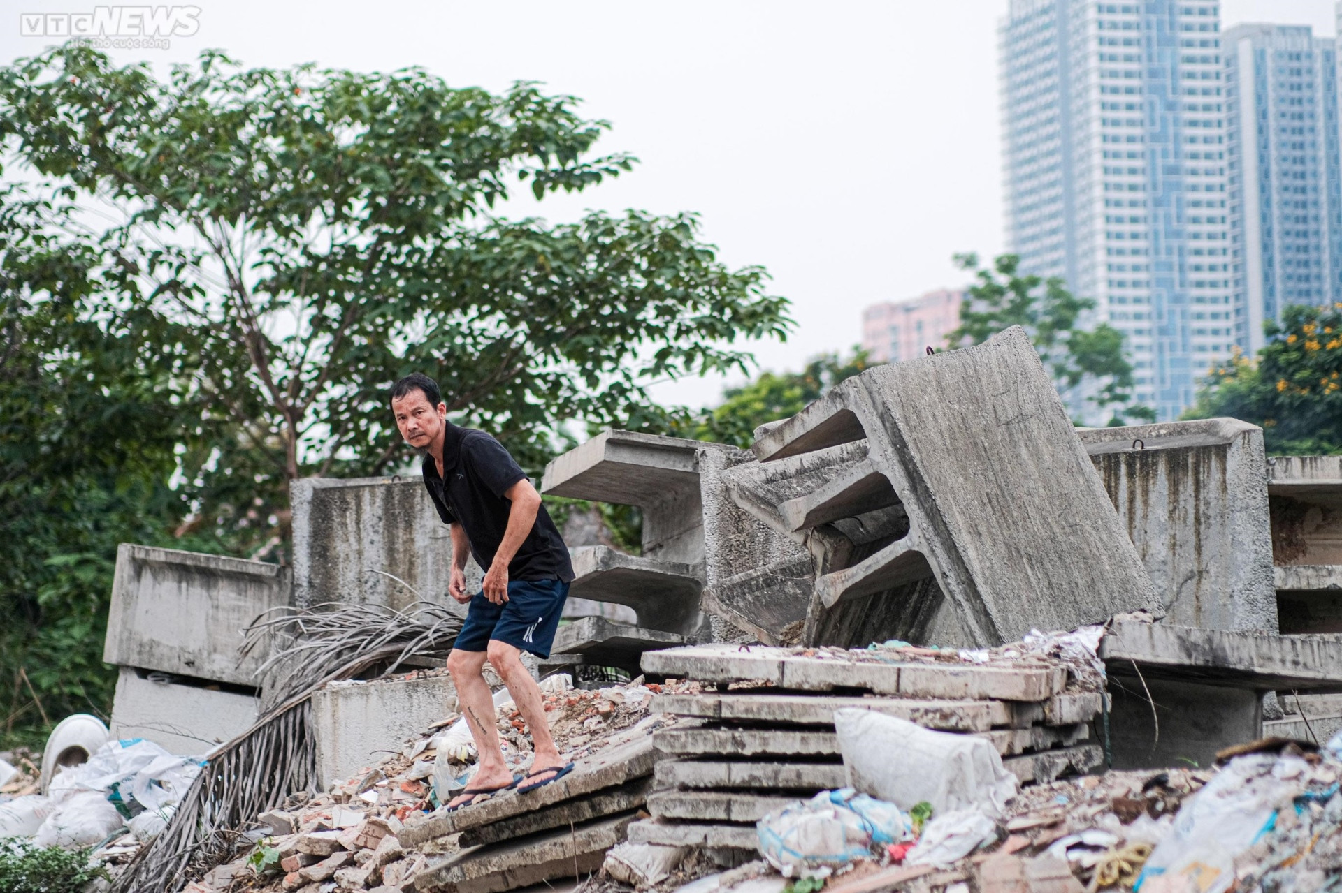 Hà Nội: Vỉa hè công viên Mai Dịch ngập rác thải, bị chiếm dụng làm bãi đỗ xe - 2