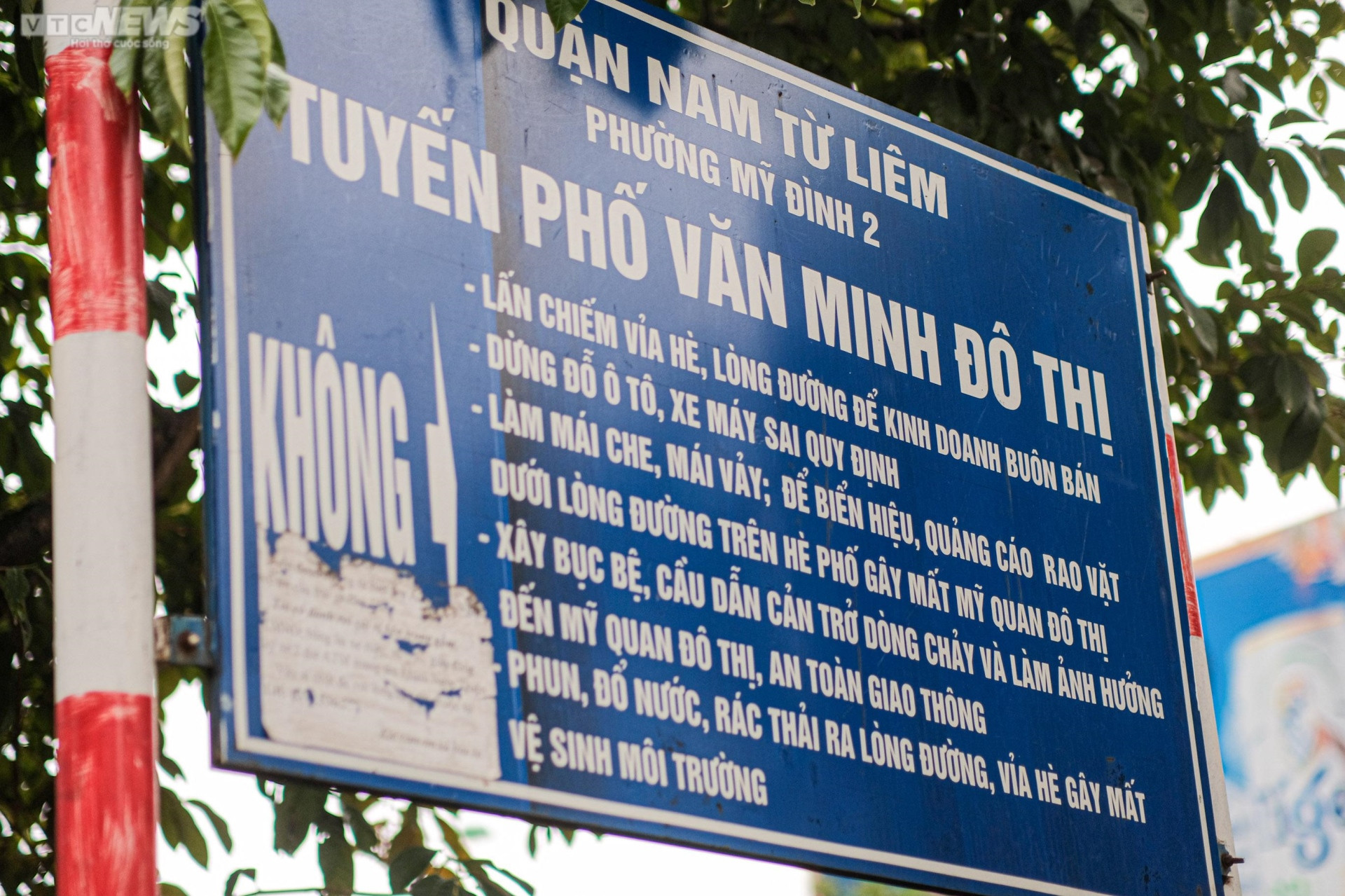 Hà Nội: Vỉa hè công viên Mai Dịch ngập rác thải, bị chiếm dụng làm bãi đỗ xe - 15