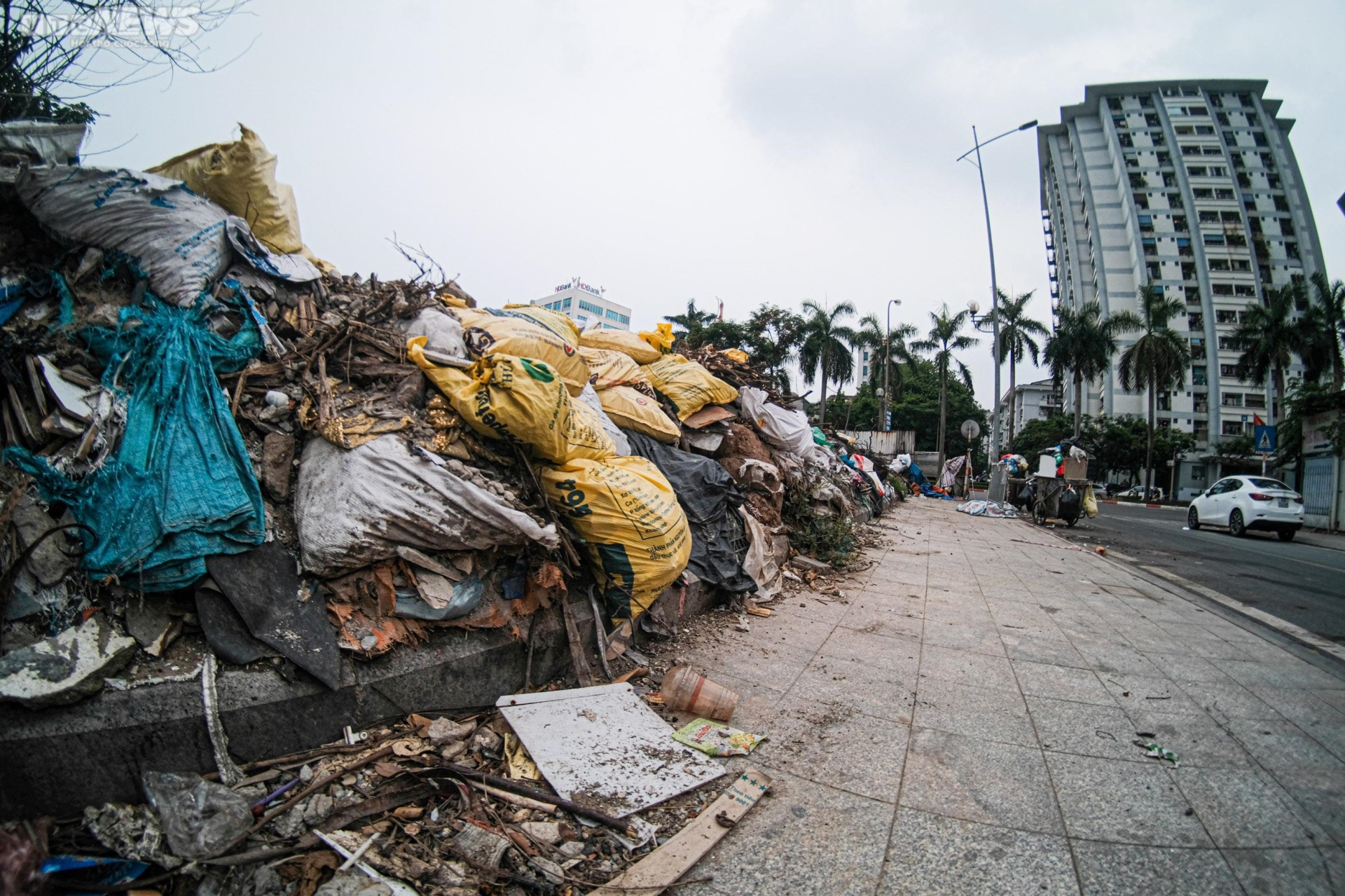 Hà Nội: Vỉa hè công viên Mai Dịch ngập rác thải, bị chiếm dụng làm bãi đỗ xe - 1
