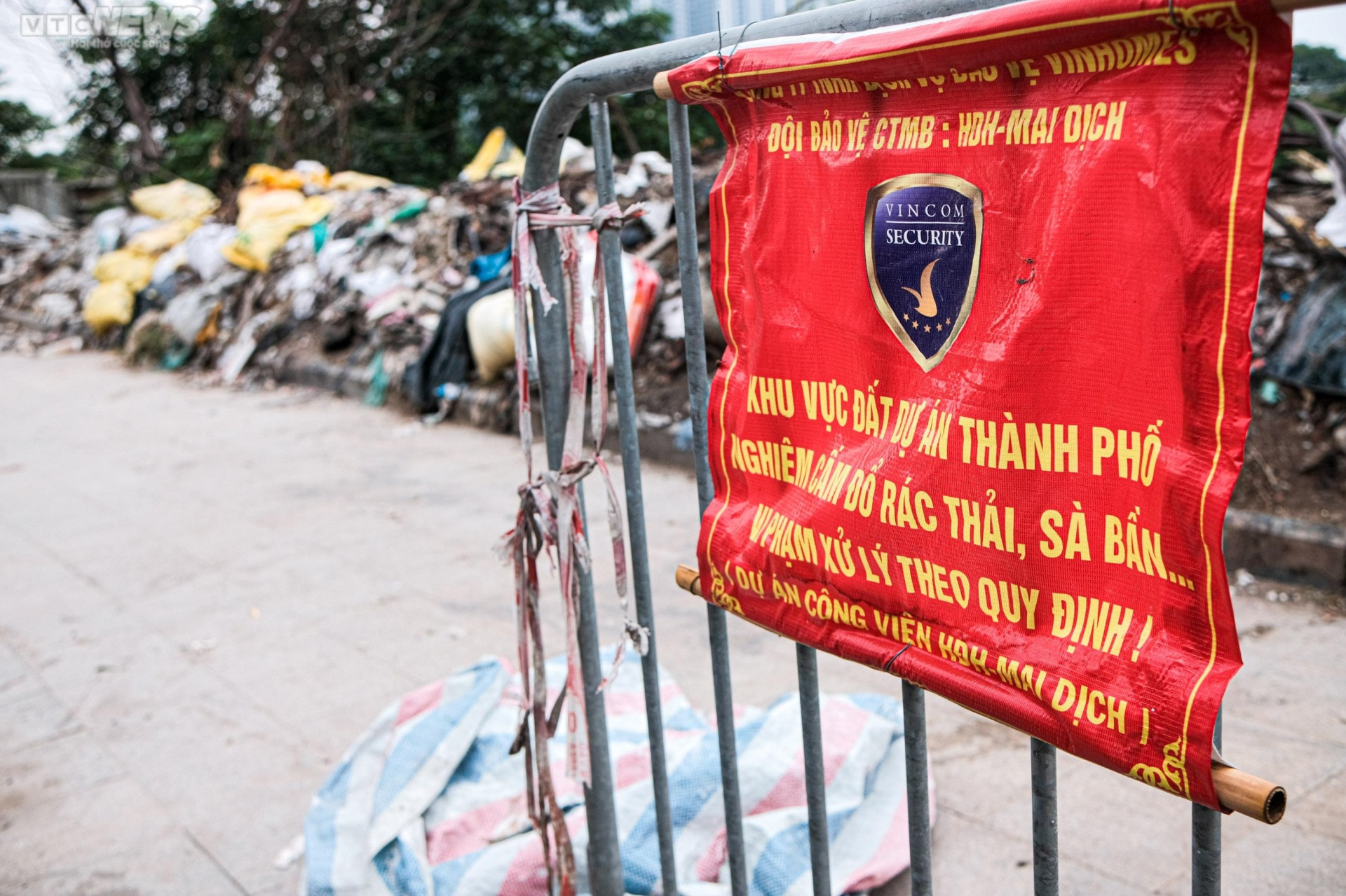 Hà Nội: Vỉa hè công viên Mai Dịch ngập rác thải, bị chiếm dụng làm bãi đỗ xe - 6