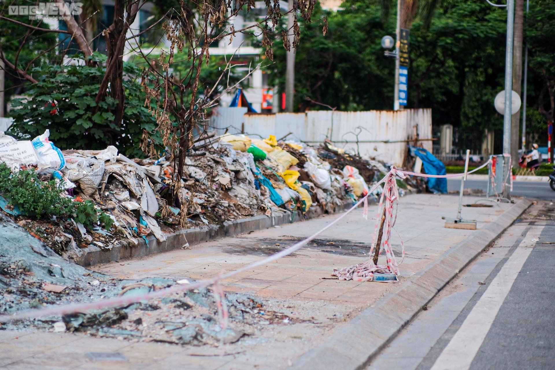 Hà Nội: Vỉa hè công viên Mai Dịch ngập rác thải, bị chiếm dụng làm bãi đỗ xe - 7