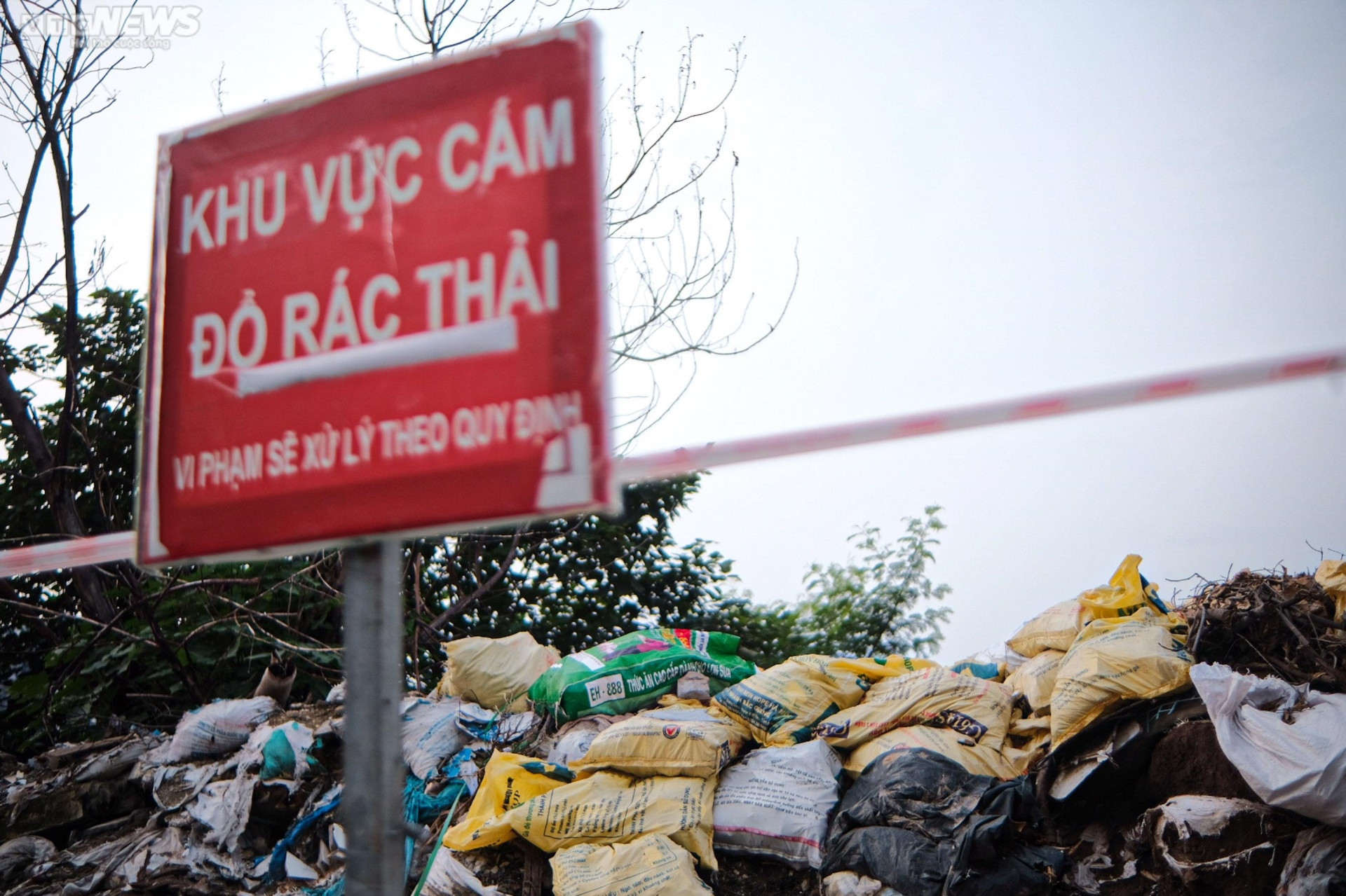 Hà Nội: Vỉa hè công viên Mai Dịch ngập rác thải, bị chiếm dụng làm bãi đỗ xe - 3