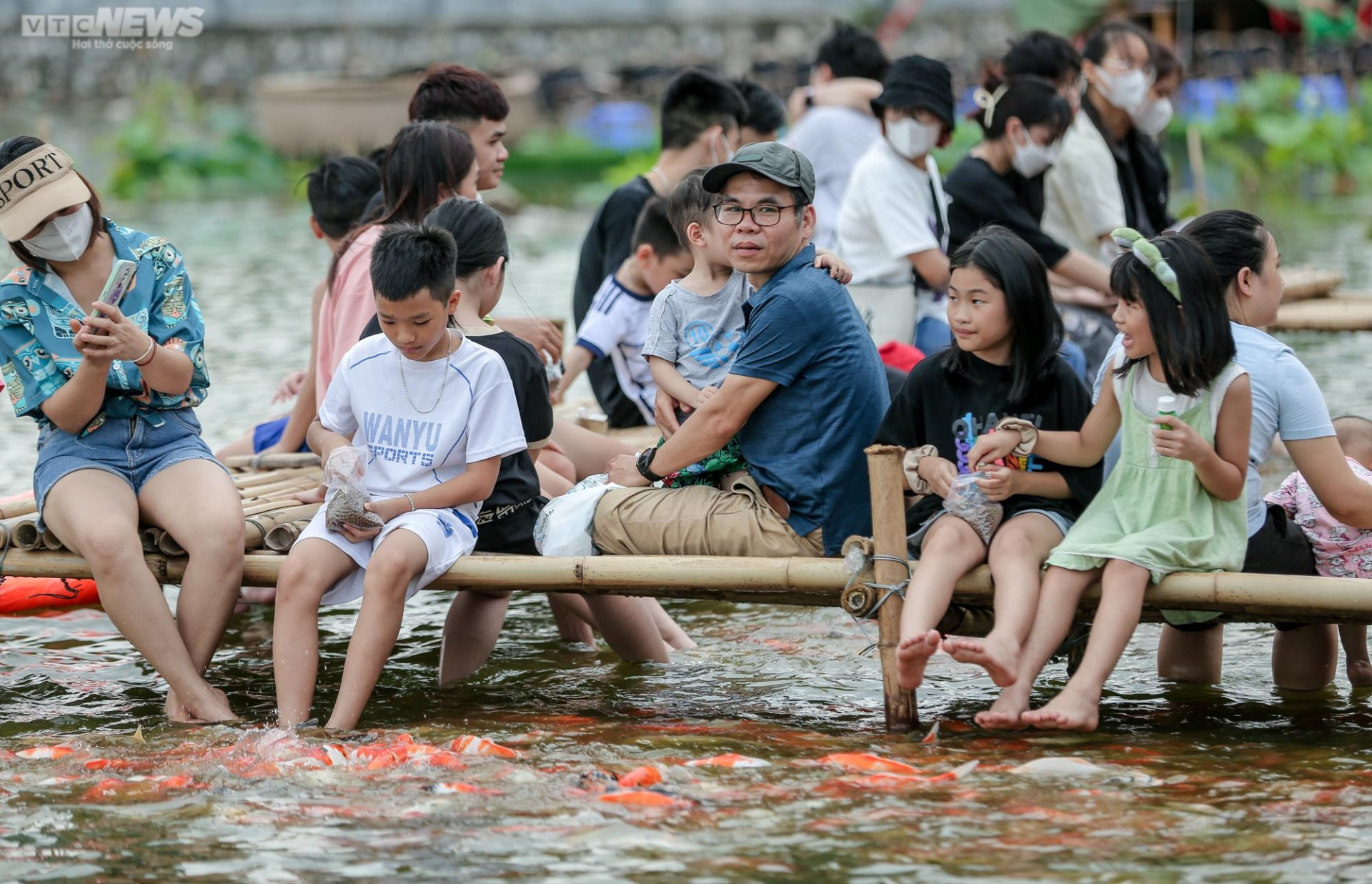 Người dân kéo đến trải nghiệm tại hồ cá Koi lớn nhất Hà Nội - 10