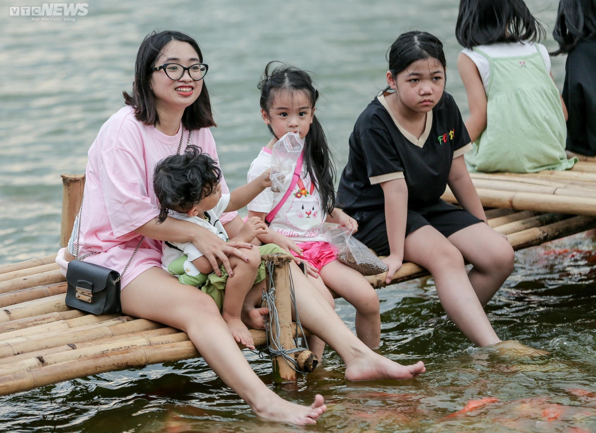 Người dân kéo đến trải nghiệm tại hồ cá Koi lớn nhất Hà Nội - 9