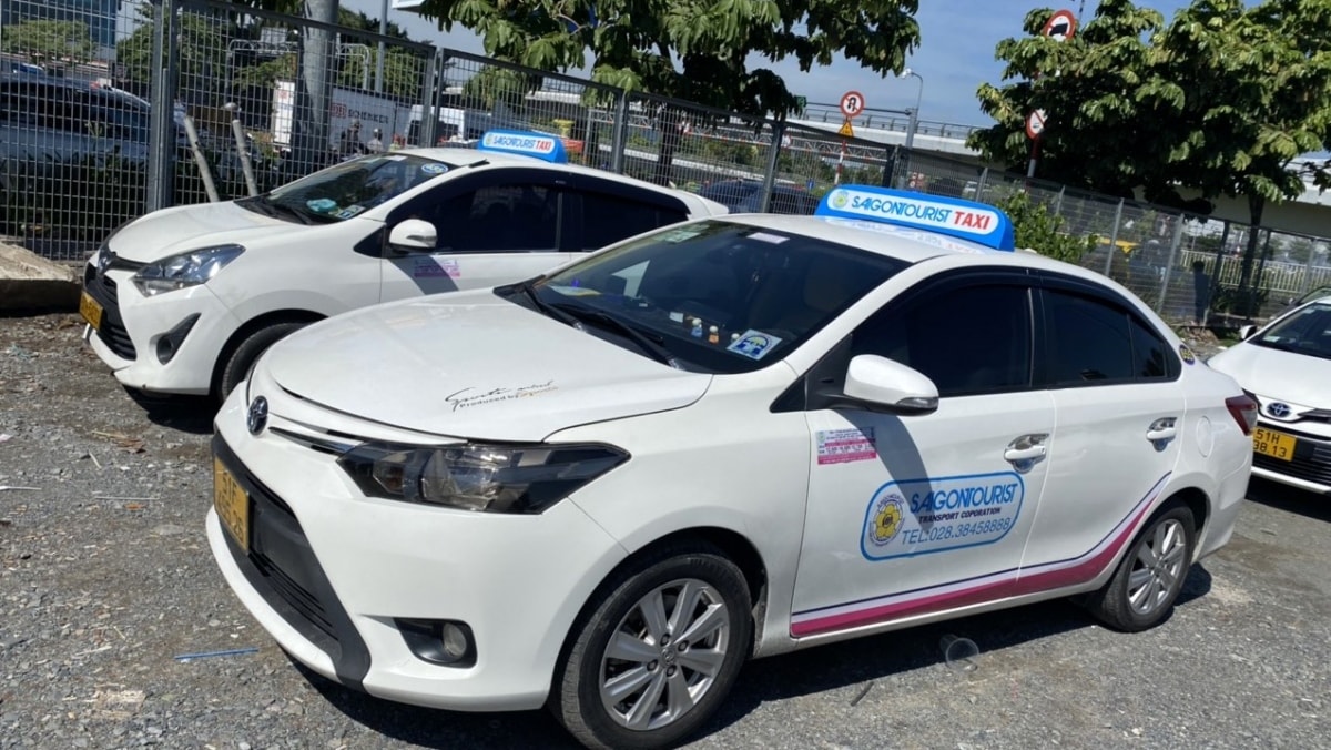 tam dung hoat dong 2 hang taxi tang gia gap 10 lan tai cang tan son nhat hinh anh 2