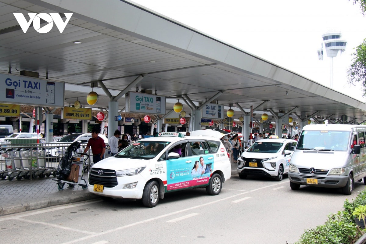 tam dung hoat dong 2 hang taxi tang gia gap 10 lan tai cang tan son nhat hinh anh 1