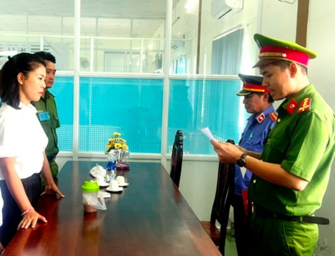 Vừa hết hạn tạm giam, nữ chủ tịch HĐQT công ty đăng kiểm xe cơ giới ở Phú Yên lại bị bắt - 1