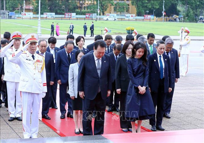 Tổng thống Hàn Quốc Yoon Suk Yeol vào Lăng viếng Chủ tịch Hồ Chí Minh - 4