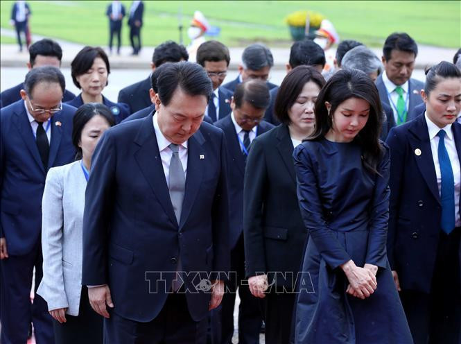 Tổng thống Hàn Quốc Yoon Suk Yeol vào Lăng viếng Chủ tịch Hồ Chí Minh - 3