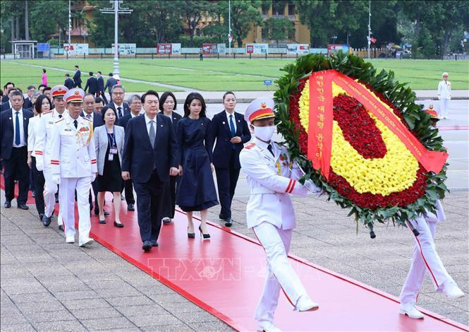 Tổng thống Hàn Quốc Yoon Suk Yeol vào Lăng viếng Chủ tịch Hồ Chí Minh - 1