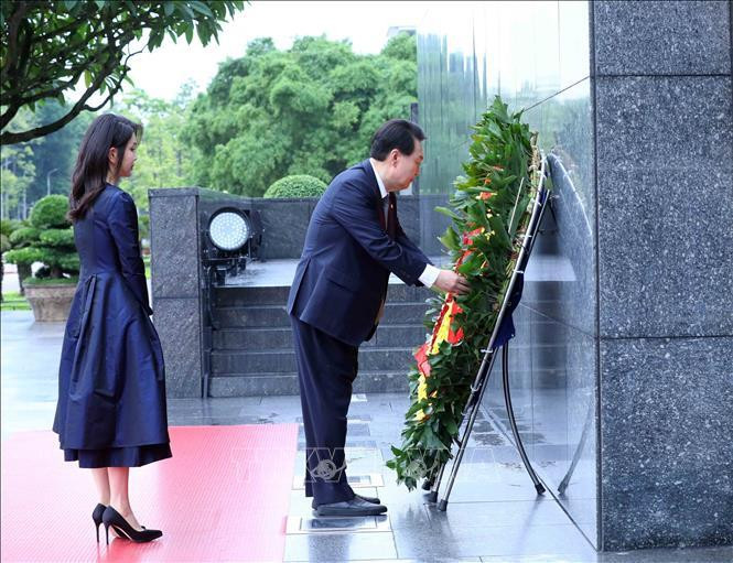 Tổng thống Hàn Quốc Yoon Suk Yeol vào Lăng viếng Chủ tịch Hồ Chí Minh - 2
