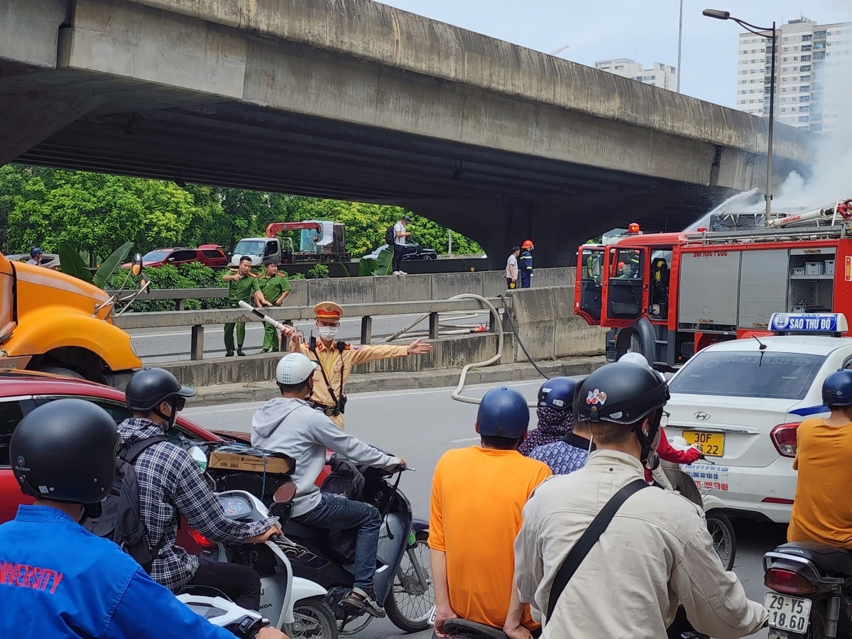 xe buyt boc chay ngun ngut tai duong vanh dai 3 ha noi hinh anh 10