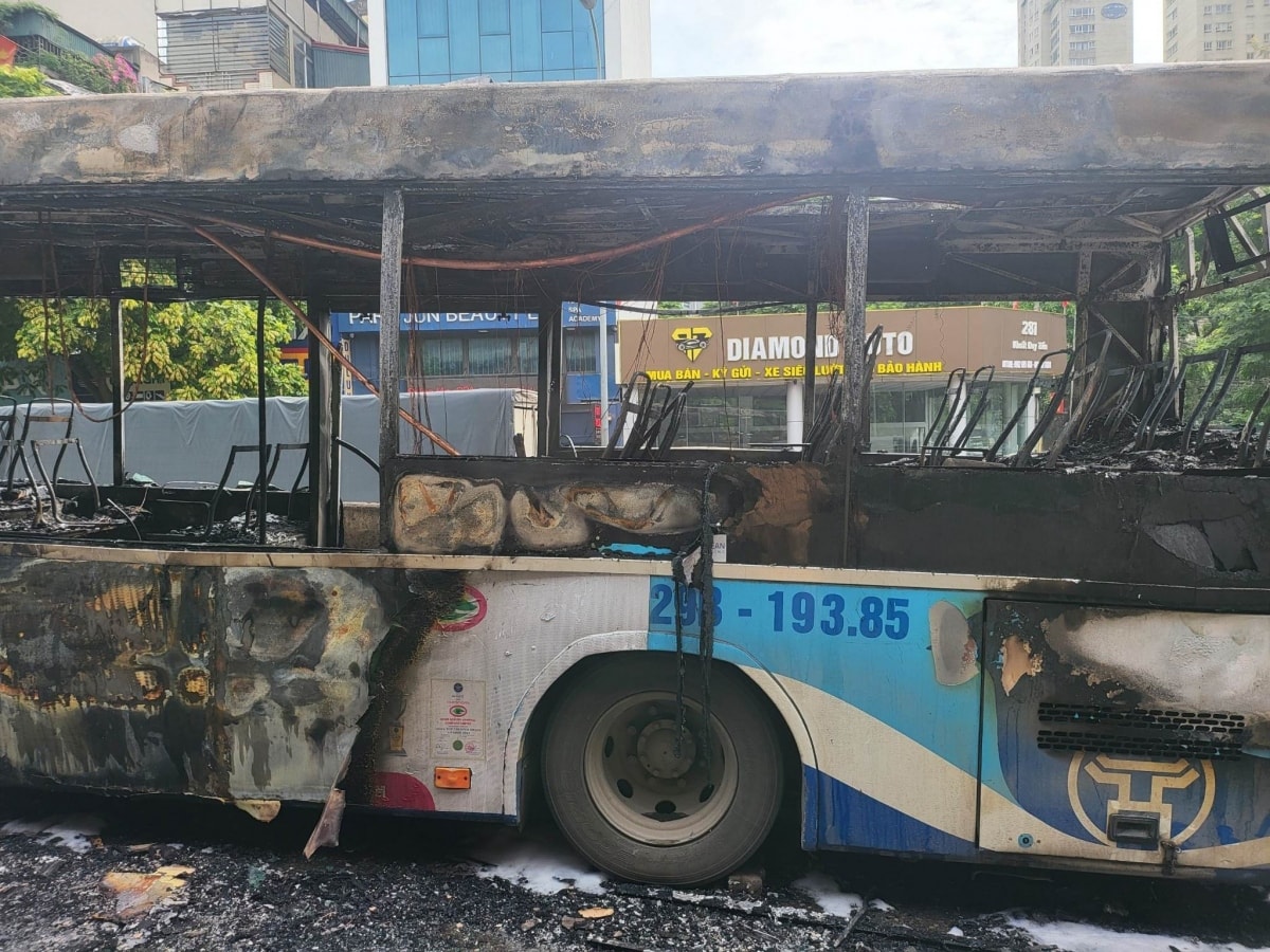 xe buyt boc chay ngun ngut tai duong vanh dai 3 ha noi hinh anh 8