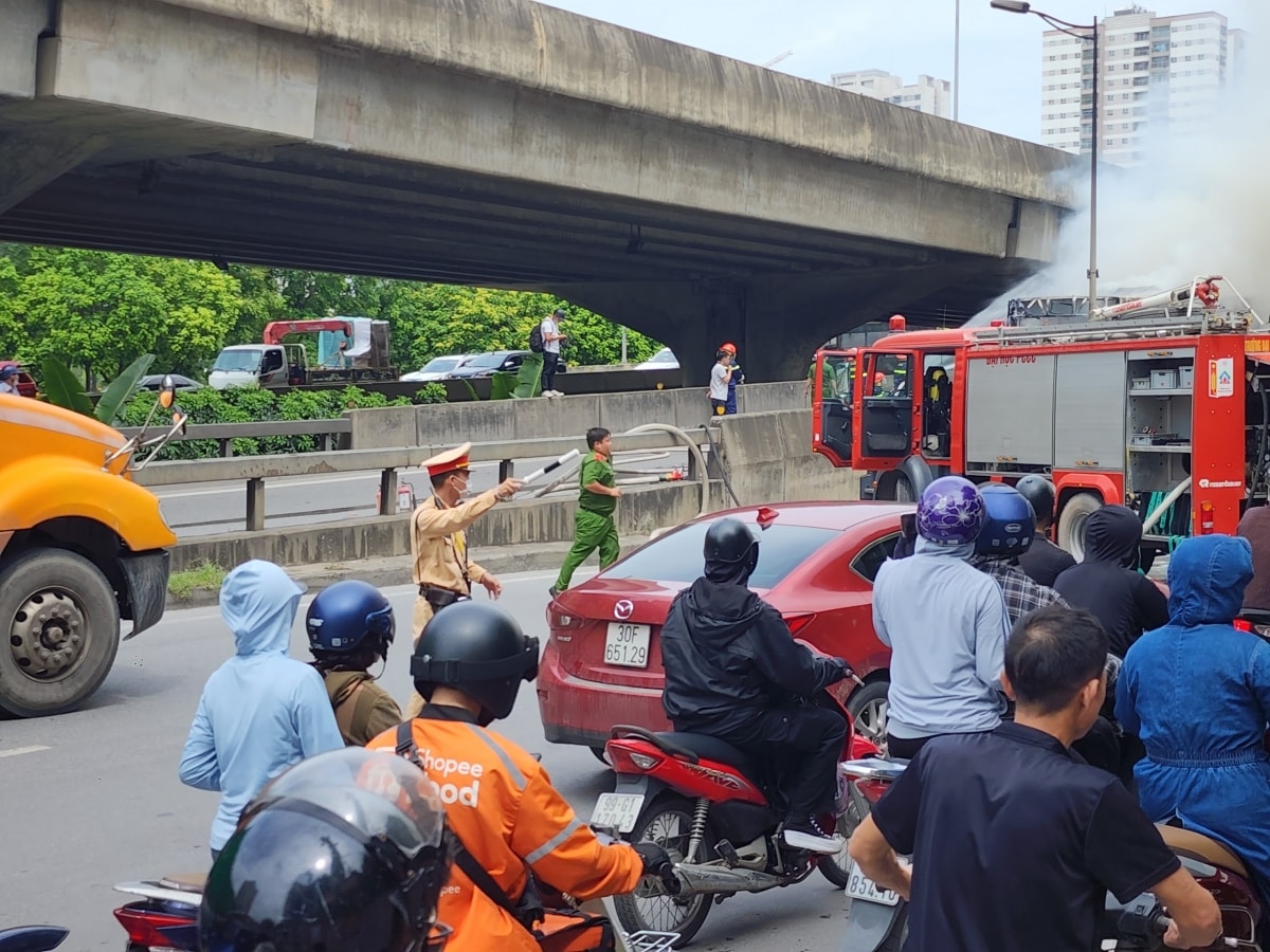 xe buyt boc chay ngun ngut tai duong vanh dai 3 ha noi hinh anh 11