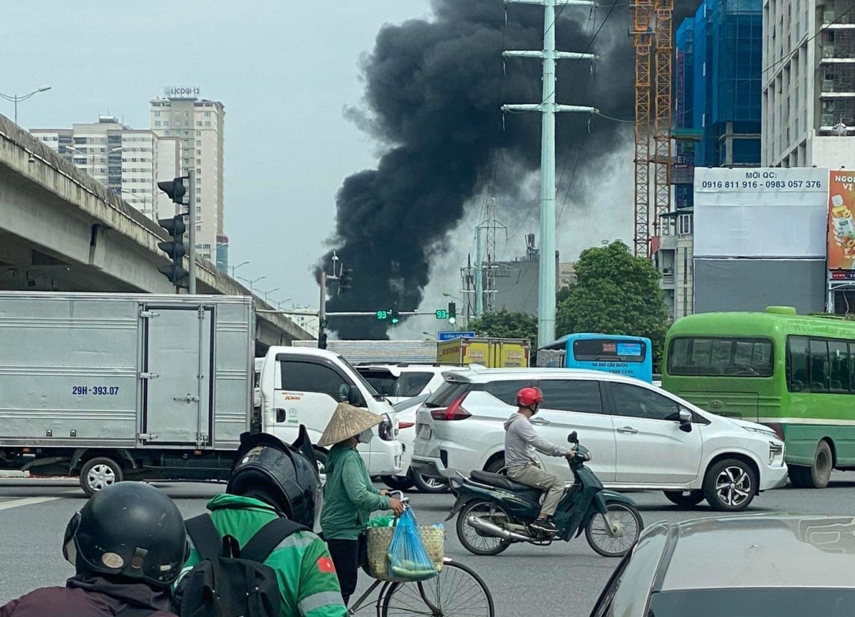 xe buyt boc chay ngun ngut tai duong vanh dai 3 ha noi hinh anh 7
