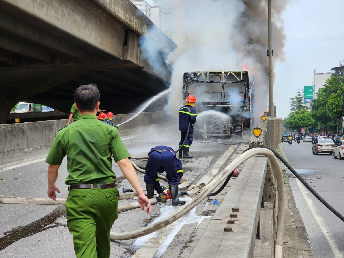 xe buyt boc chay ngun ngut tai duong vanh dai 3 ha noi hinh anh 6