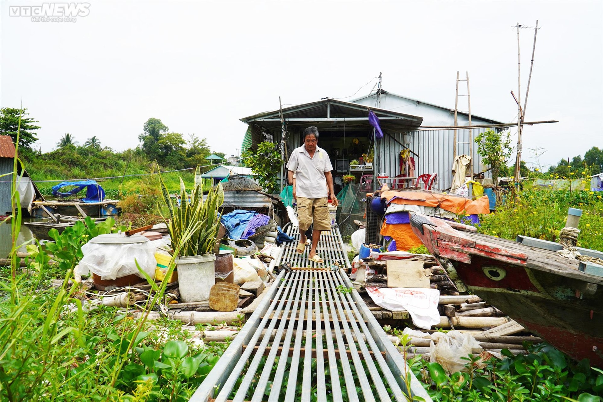 Dân nuôi cá lồng trên hồ Trị An, nguồn nước sạch bị đe dọa - 9