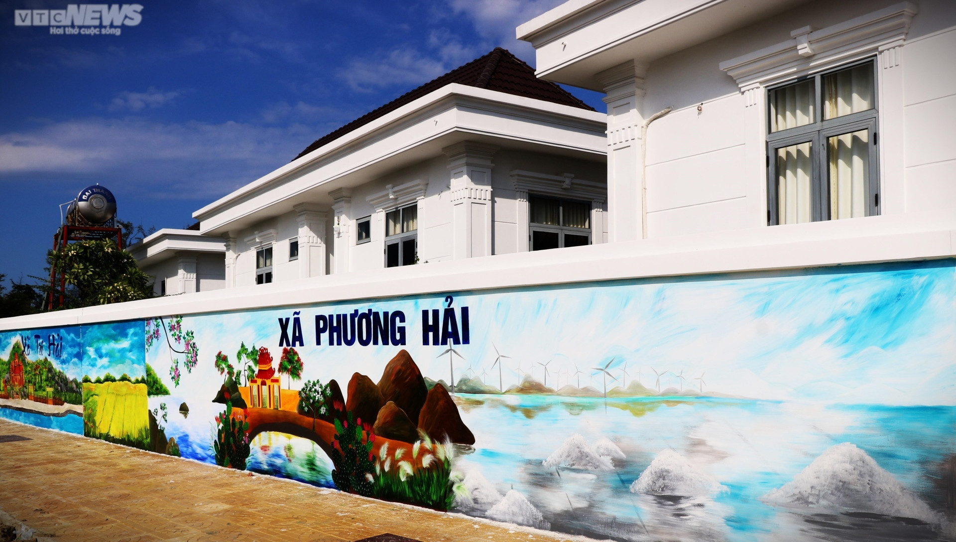 Chiêm ngưỡng bức tường tranh bích họa ven biển Ninh Thuận xác lập kỷ lục Việt Nam  - 3