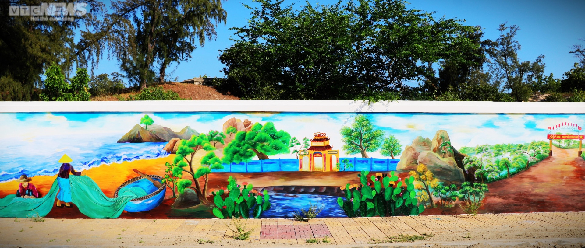 Chiêm ngưỡng bức tường tranh bích họa ven biển Ninh Thuận xác lập kỷ lục Việt Nam  - 5