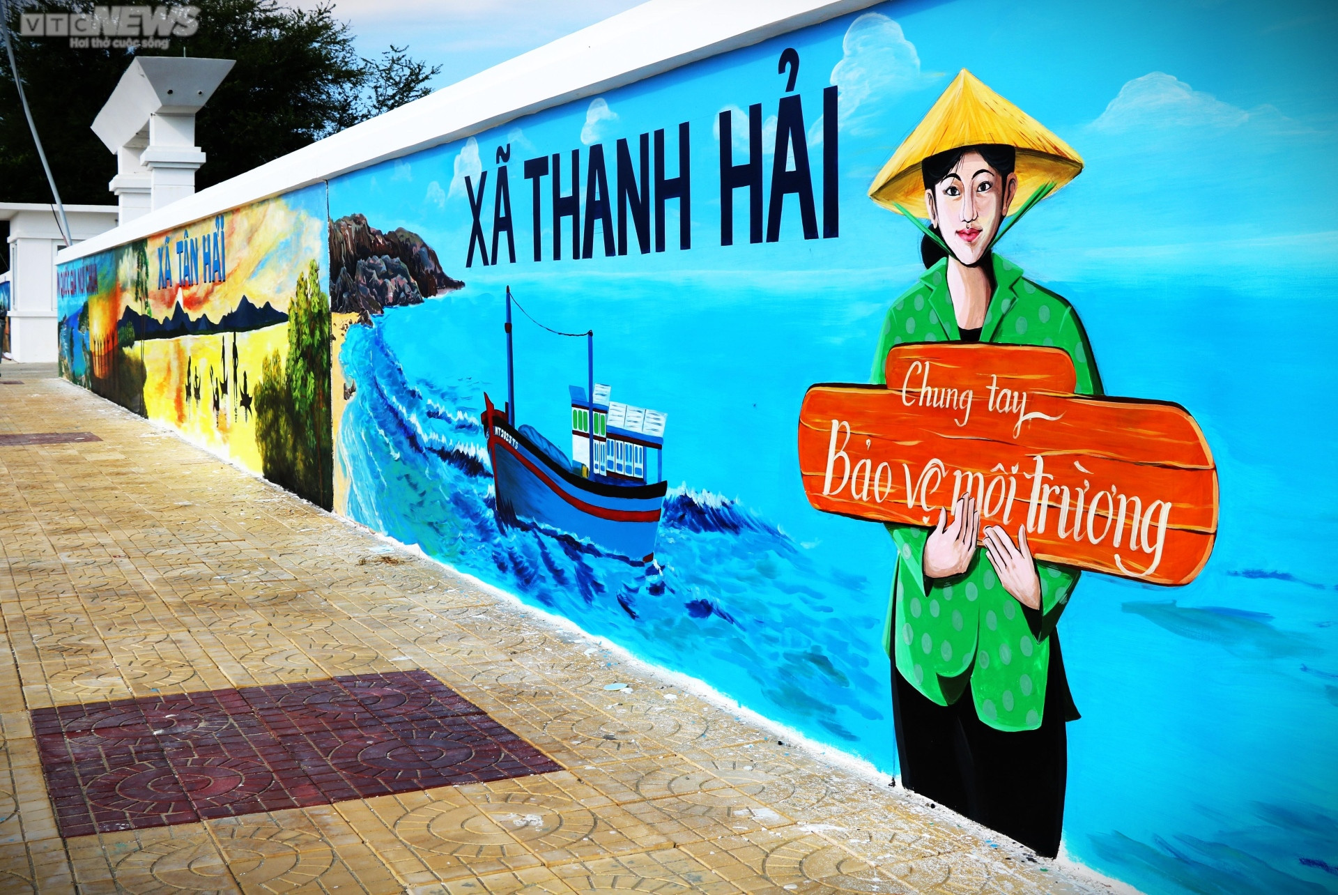Chiêm ngưỡng bức tường tranh bích họa ven biển Ninh Thuận xác lập kỷ lục Việt Nam  - 2
