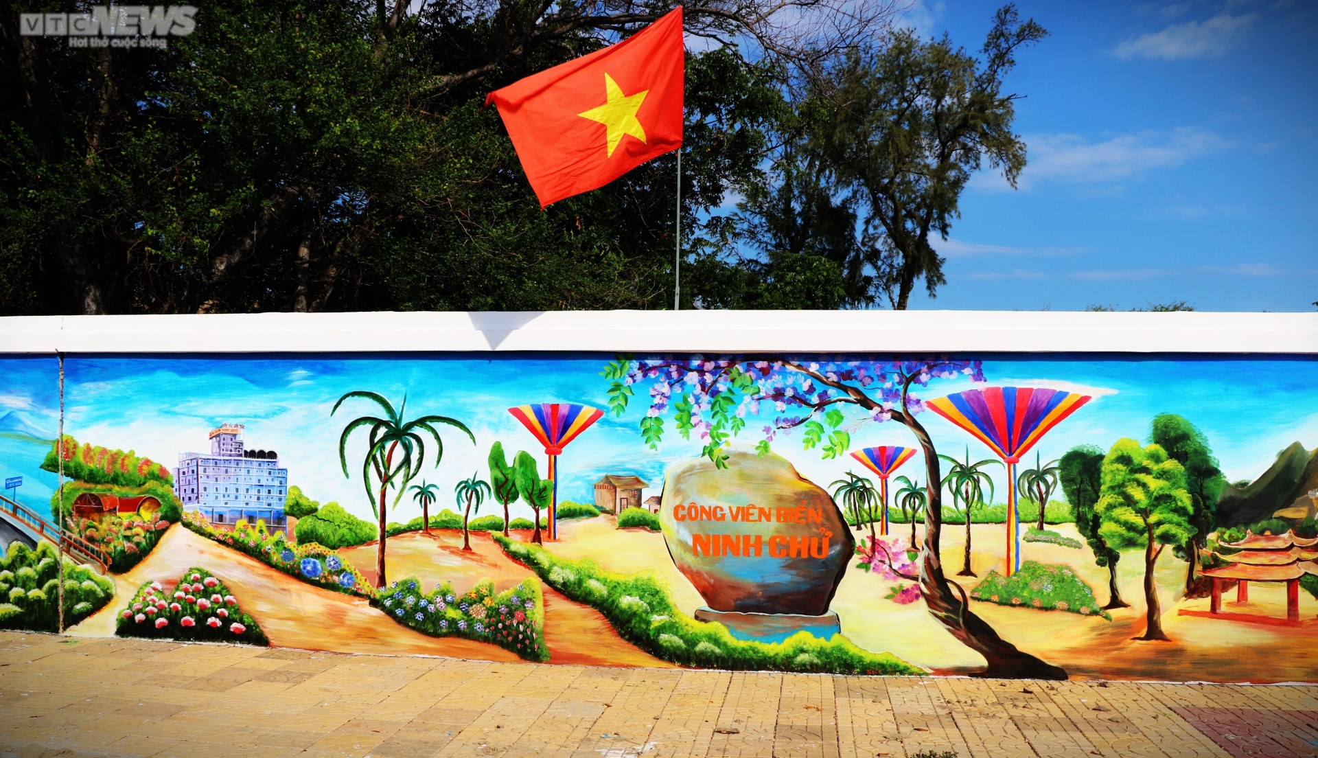Chiêm ngưỡng bức tường tranh bích họa ven biển Ninh Thuận xác lập kỷ lục Việt Nam  - 8
