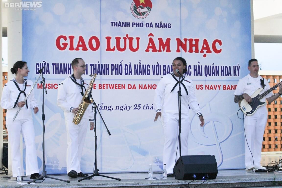 Ban nhạc hải quân Mỹ 'cháy hết mình' với thanh niên Đà Nẵng - 6