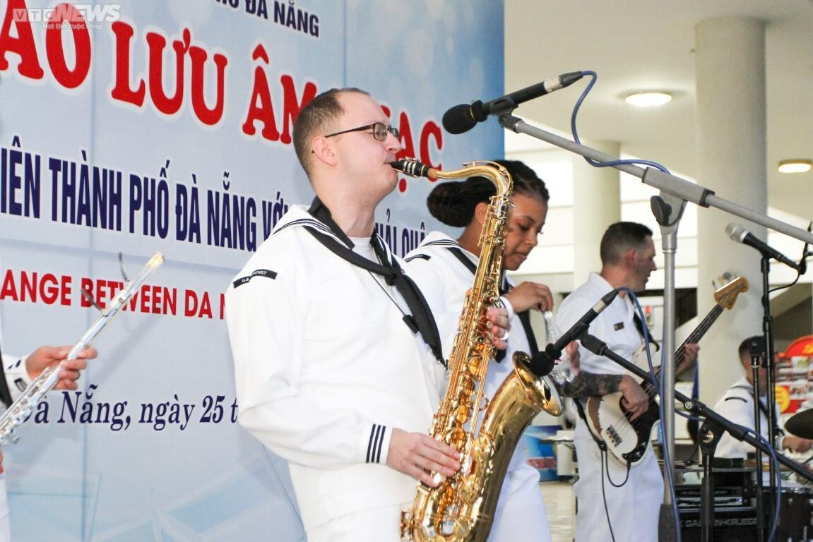 Ban nhạc hải quân Mỹ 'cháy hết mình' với thanh niên Đà Nẵng - 4