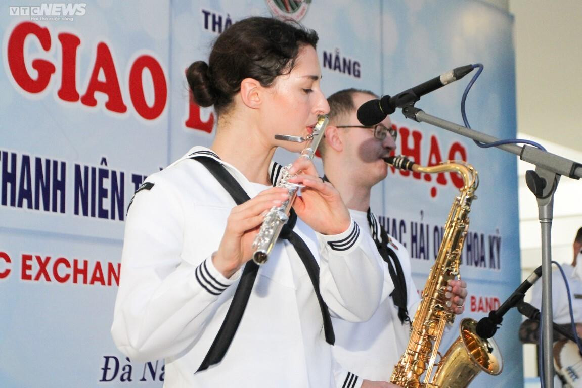Ban nhạc hải quân Mỹ 'cháy hết mình' với thanh niên Đà Nẵng - 3