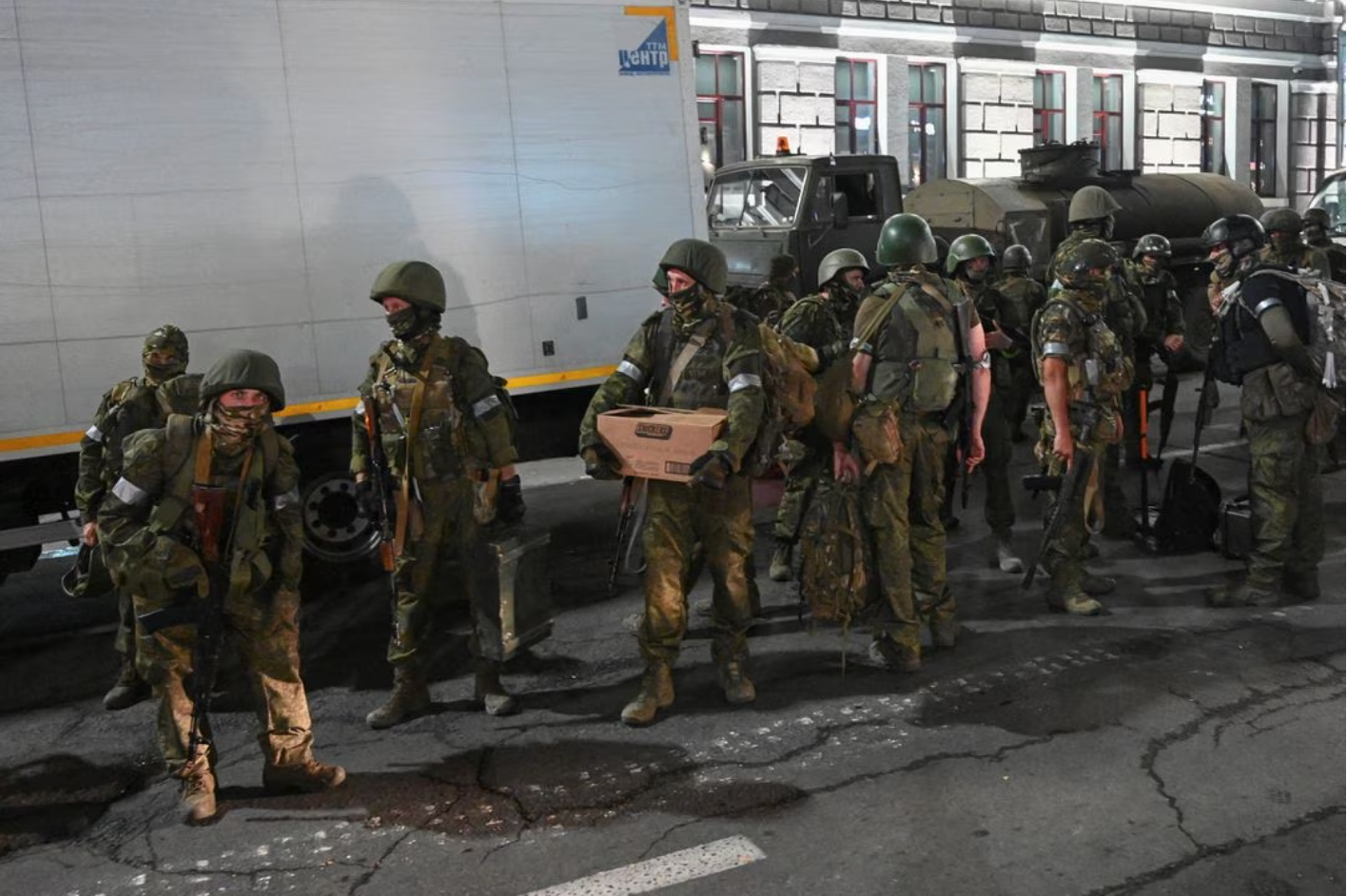 Các chiến binh nhóm lính đánh thuê tư nhân Wagner rút khỏi trụ sở Quân khu phía nam tại thành phố Rostov hôm 24/6. (Ảnh: Reuters)
