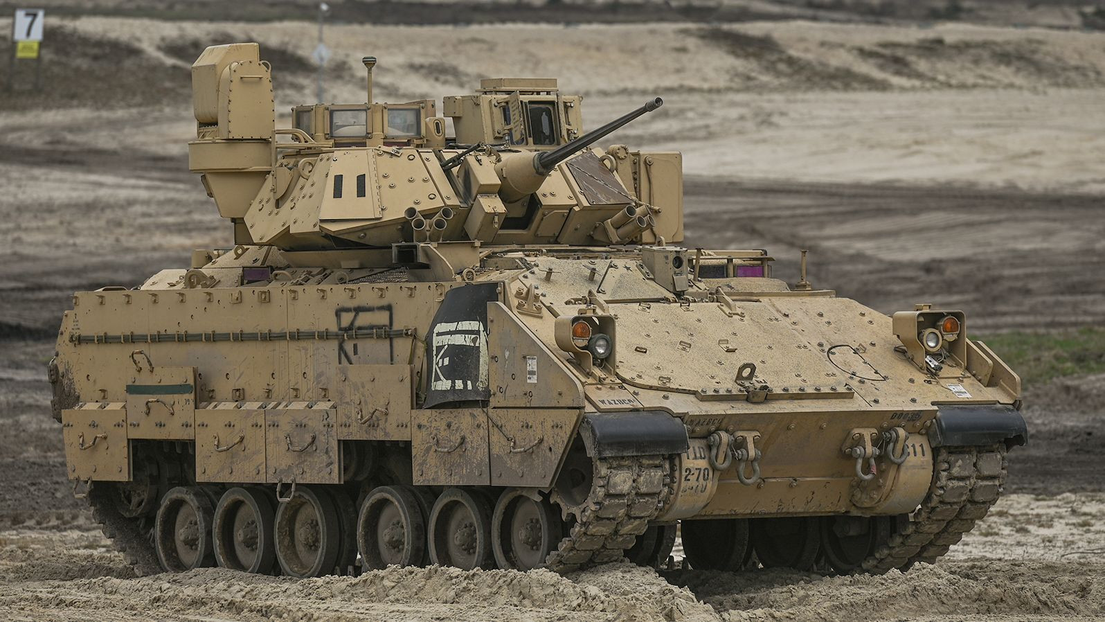Xe chiến đấu bộ binh M2A2 Bradley của quân đội Mỹ. (Ảnh: Artur Widak)