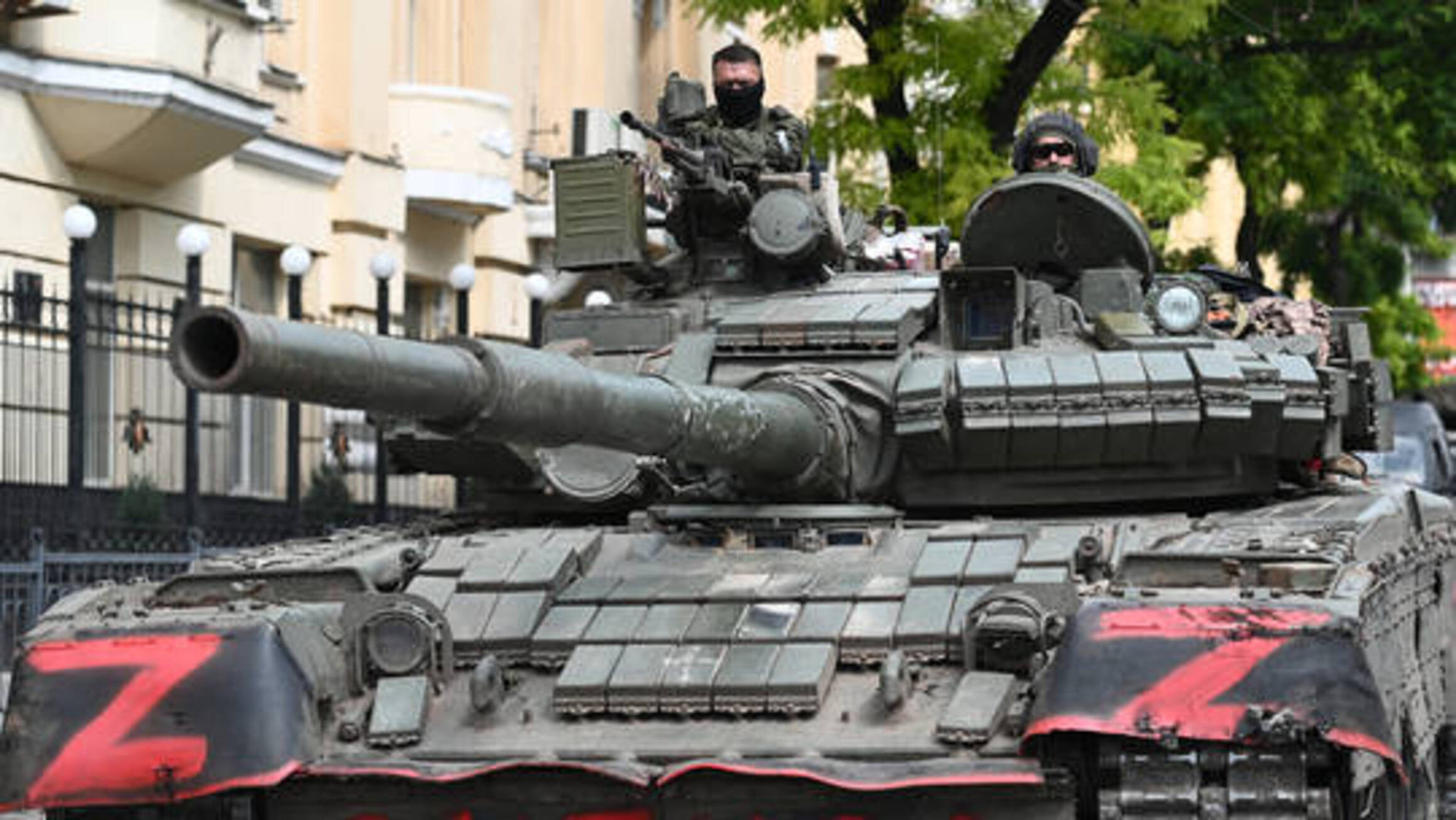 Các thành viên của Wagner lái xe tăng ở Rostov-on-Don. (Ảnh: Sputnik)