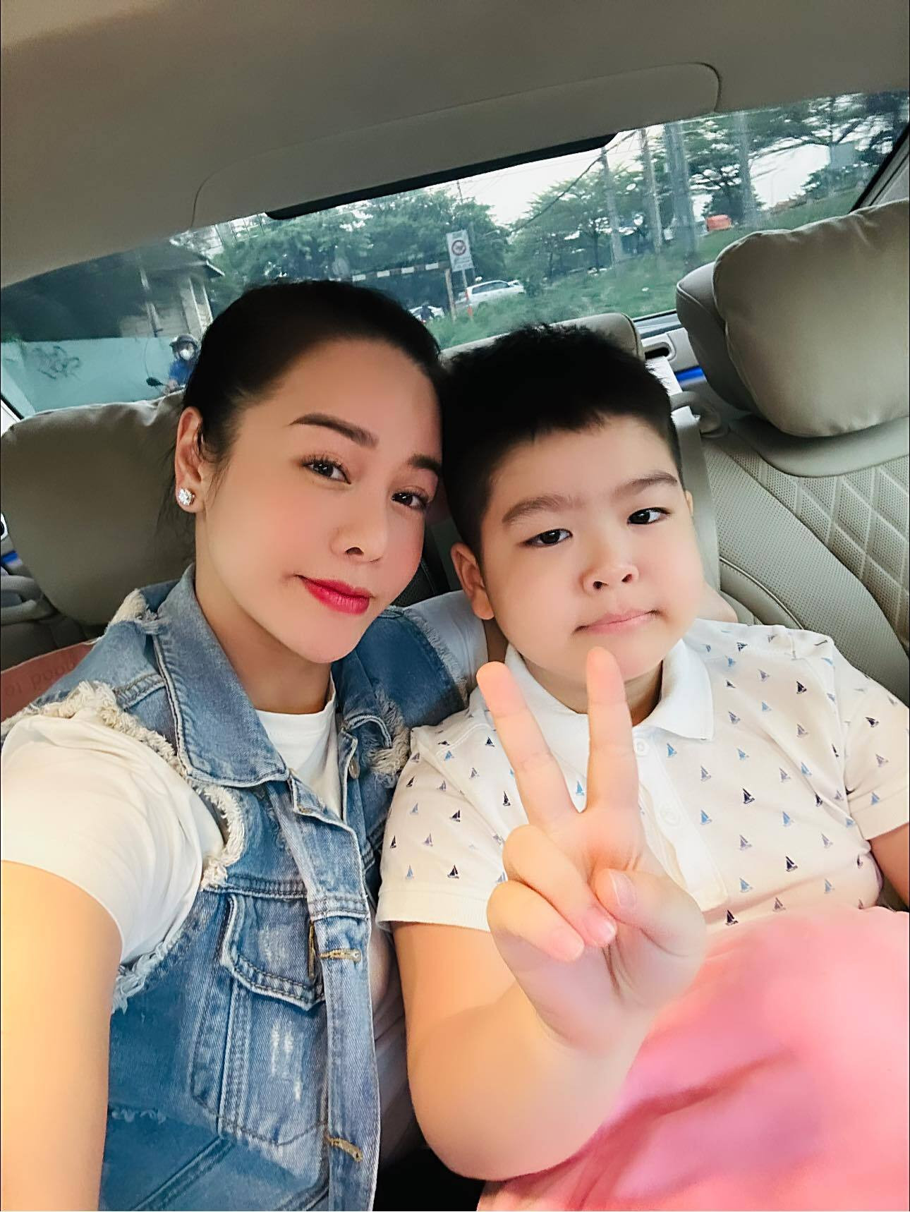Nhật Kim Anh dành một ngày nghỉ để đưa con trai đi chơi.